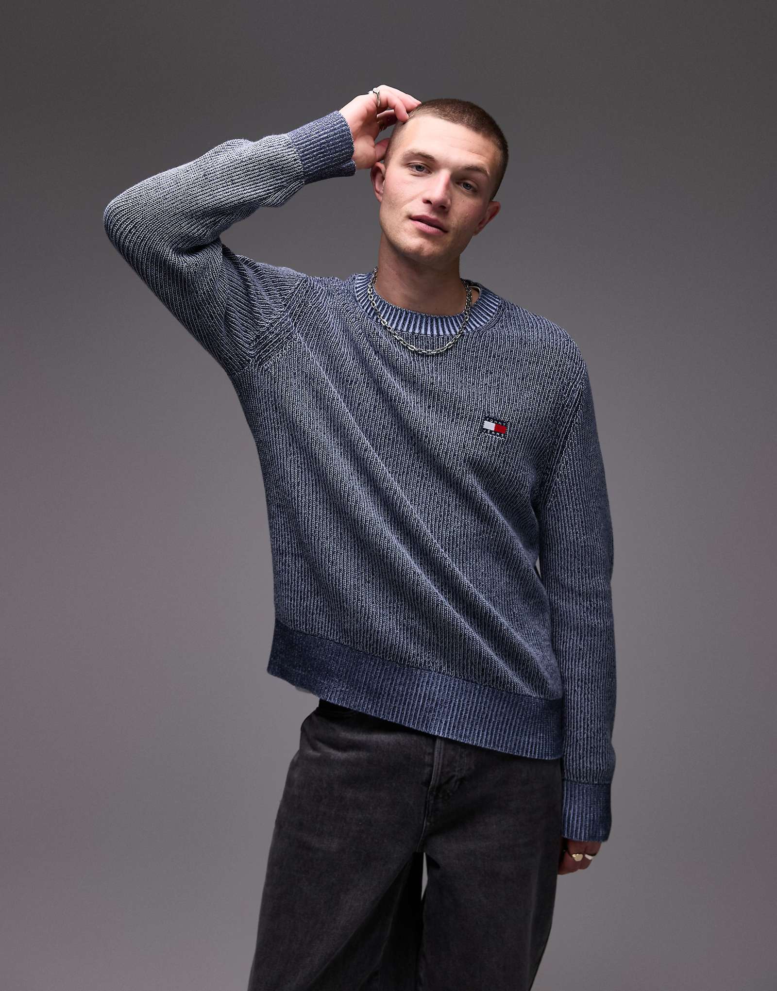 Вязаный свитер с эмблемой Tommy Jeans темно-синего цвета 19090₽