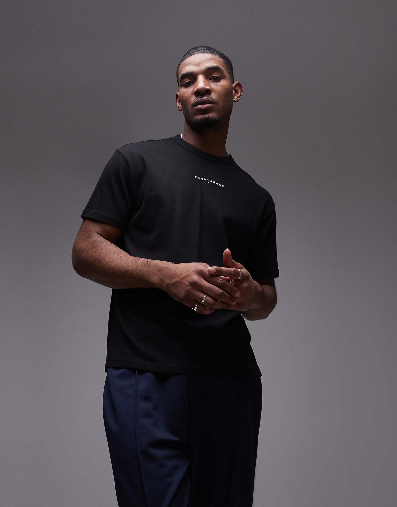 Футболка с маленьким линейным логотипом Tommy Jeans черного цвета 7790₽