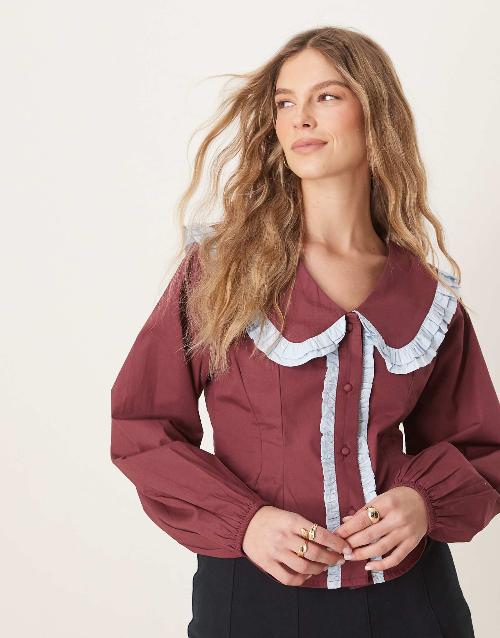 Блузка бордового цвета с обтягивающим талию воротником цвета неоновой розы 6390₽