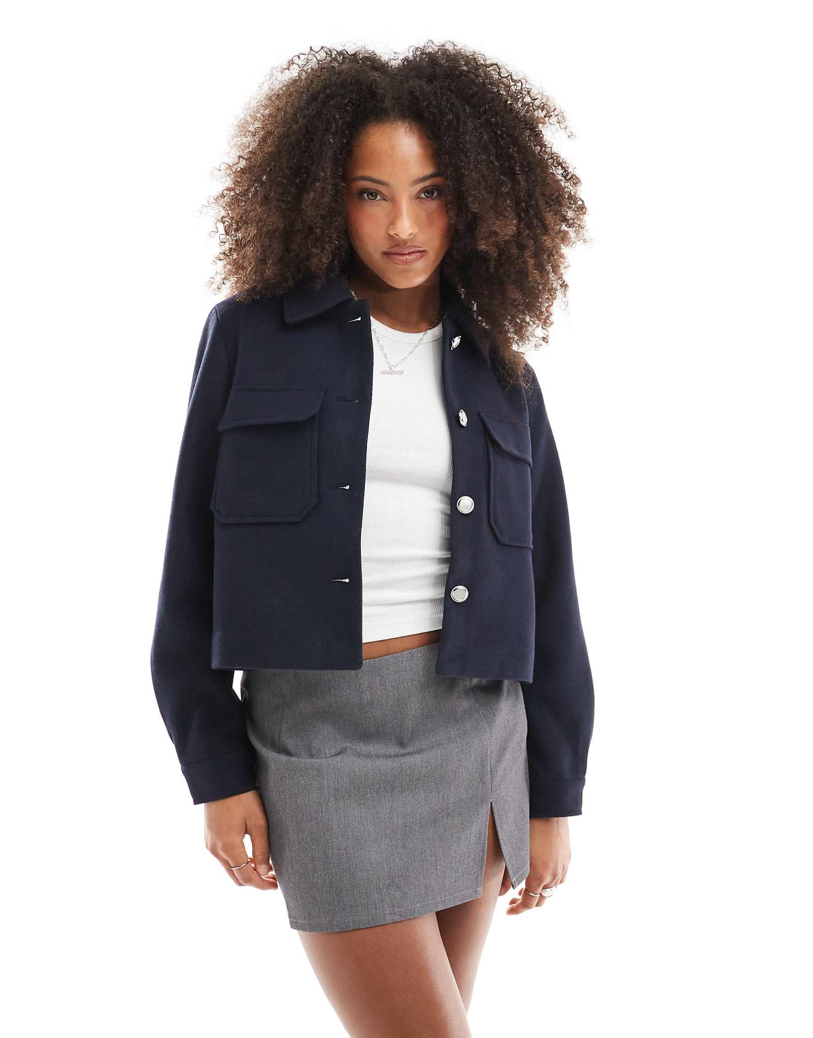 Пиджак темно-синего цвета с единственной пуговицей 16490₽