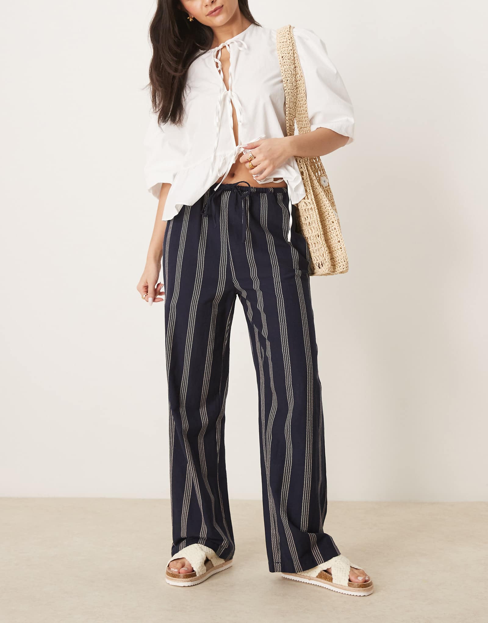 Широкие брюки из льна VILA с завязками на талии в темно синюю полоску 9990₽