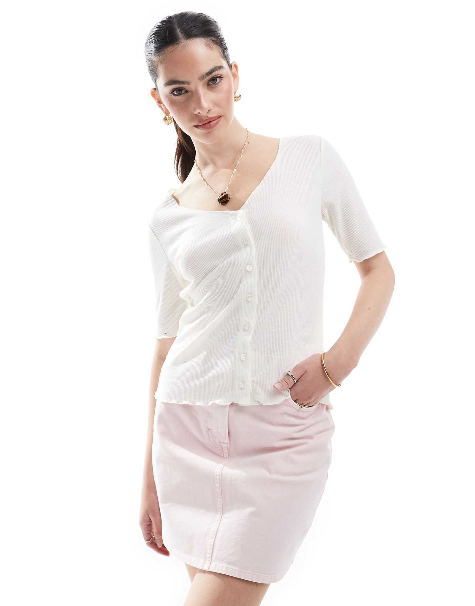 Кусочки салата по краю белый топ с коротким рукавом и пуговицами спереди 2490₽