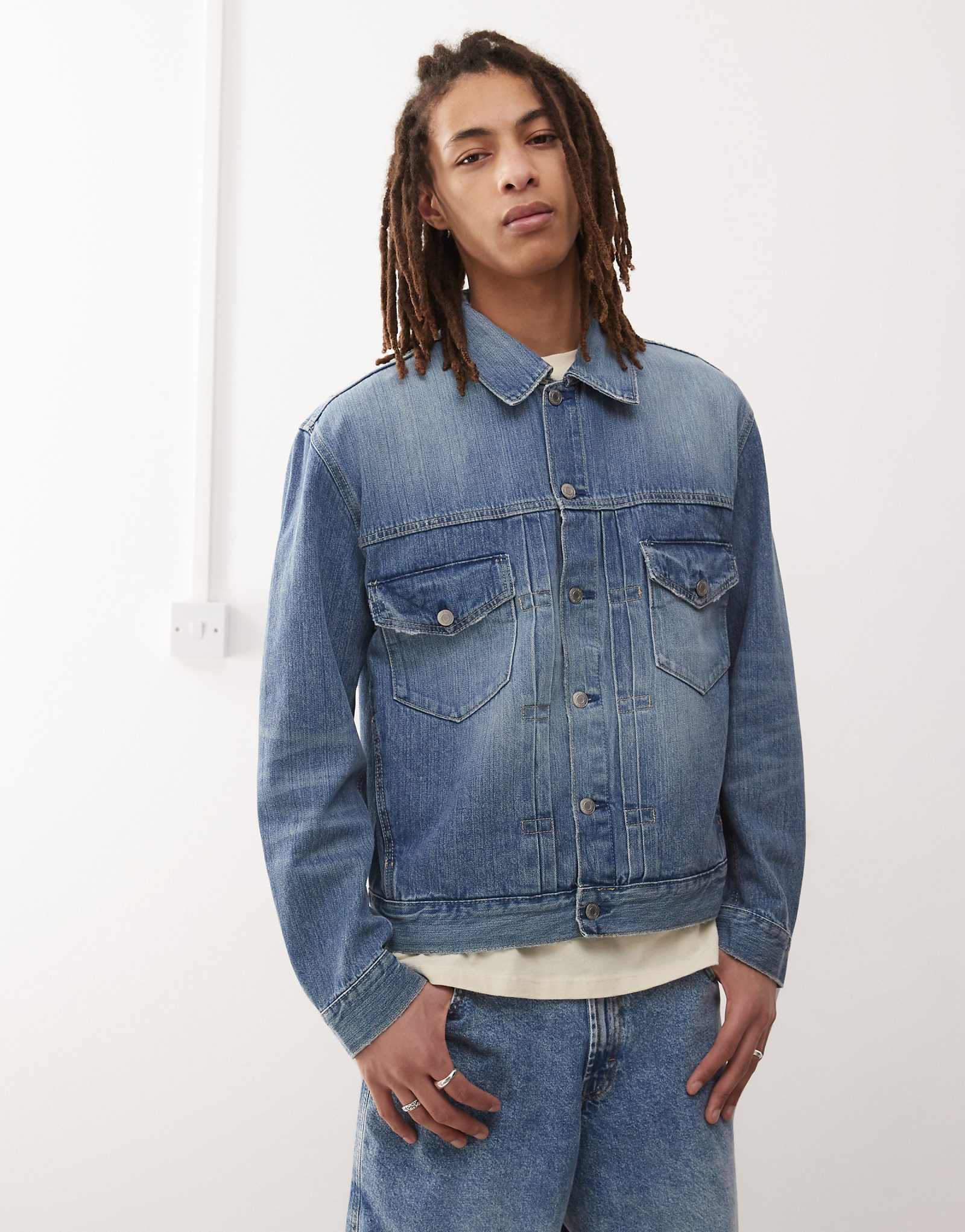 Джинсовая куртка оверсайз для буднего дня со складками спереди синего цвета 12590₽