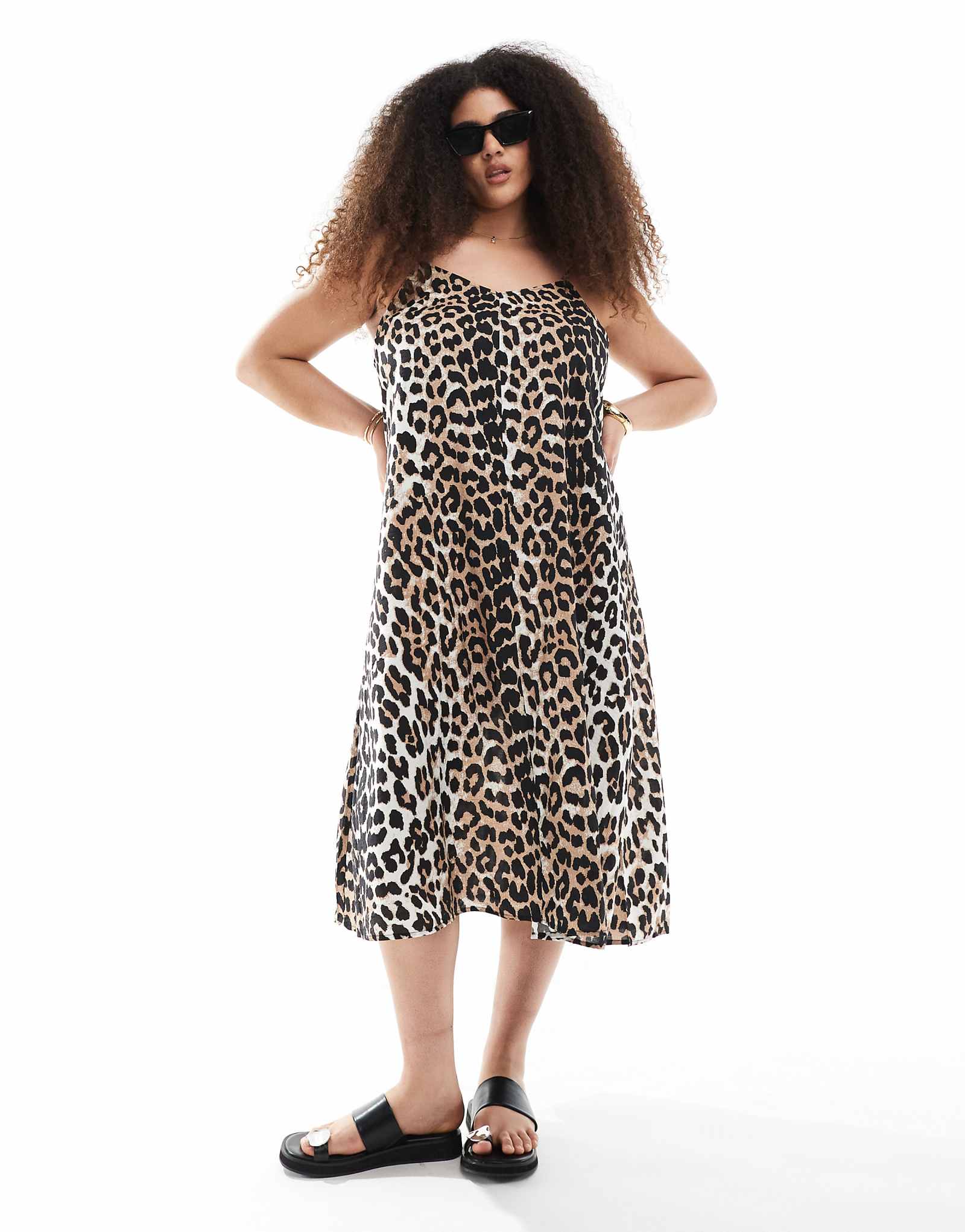 Облегающее платье миди на бретелях Vero Moda с v-образным вырезом спереди и леопардовым принтом 8390₽