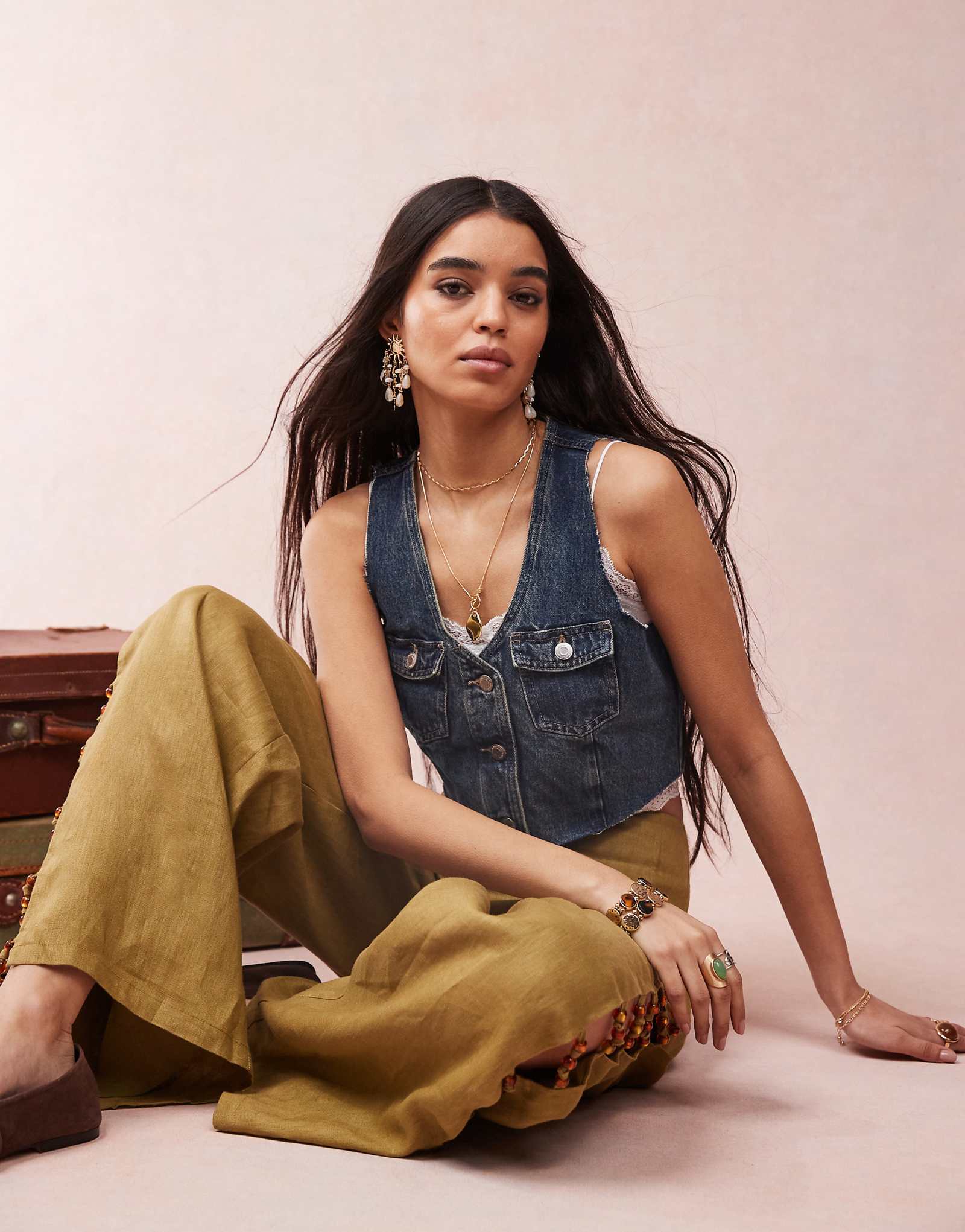 Джинсовый укороченный жилет Monki темно-синего цвета 8690₽