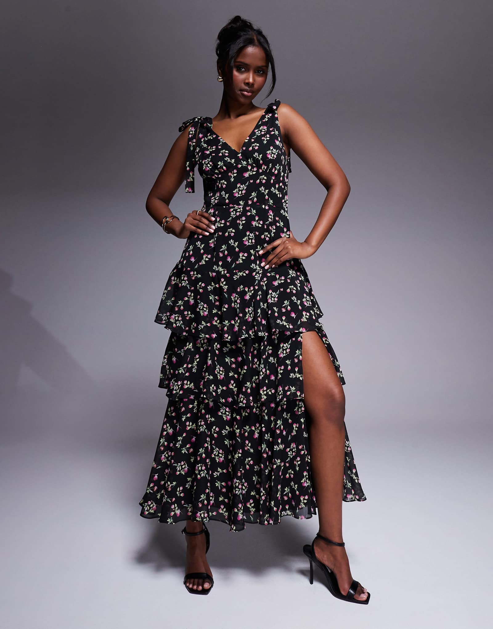 Черное платье мидакси с асимметричными оборками и цветочным принтом Lulus