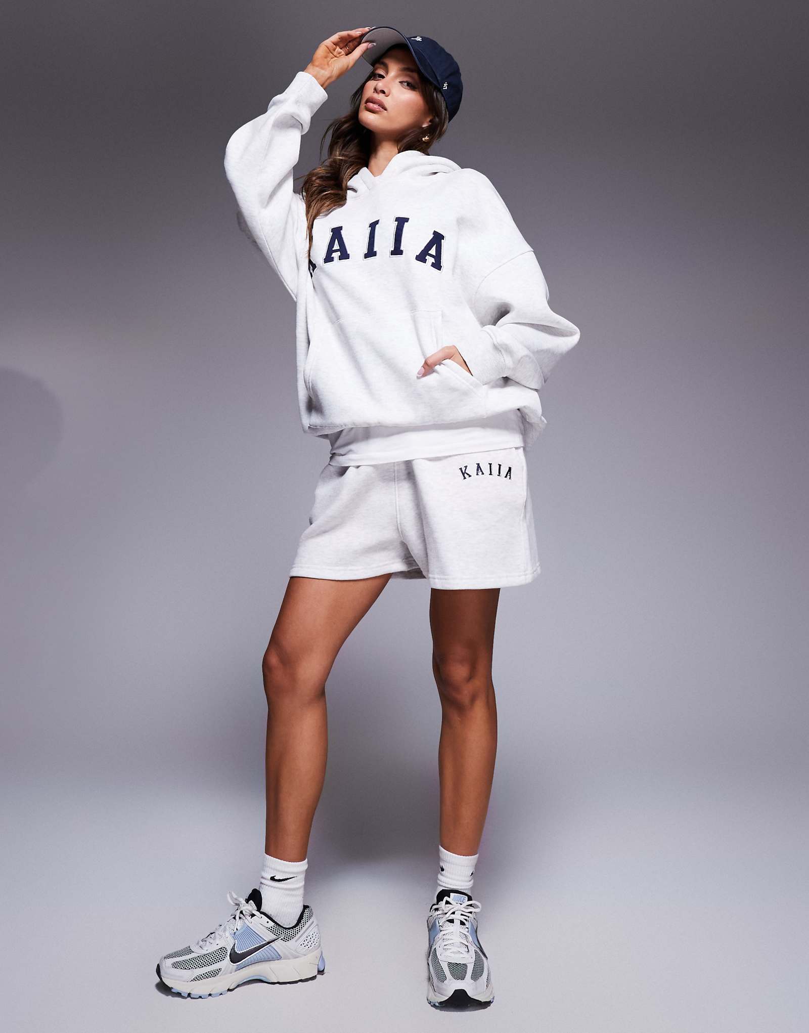 Спортивные шорты с вышитым логотипом Kaiia из светло-серого вереска - часть комплекта