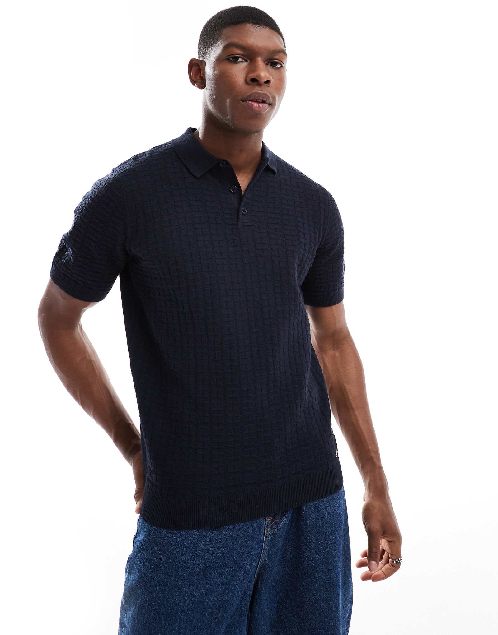 Поношенная трикотажная рубашка поло темно-синего цвета 5090₽