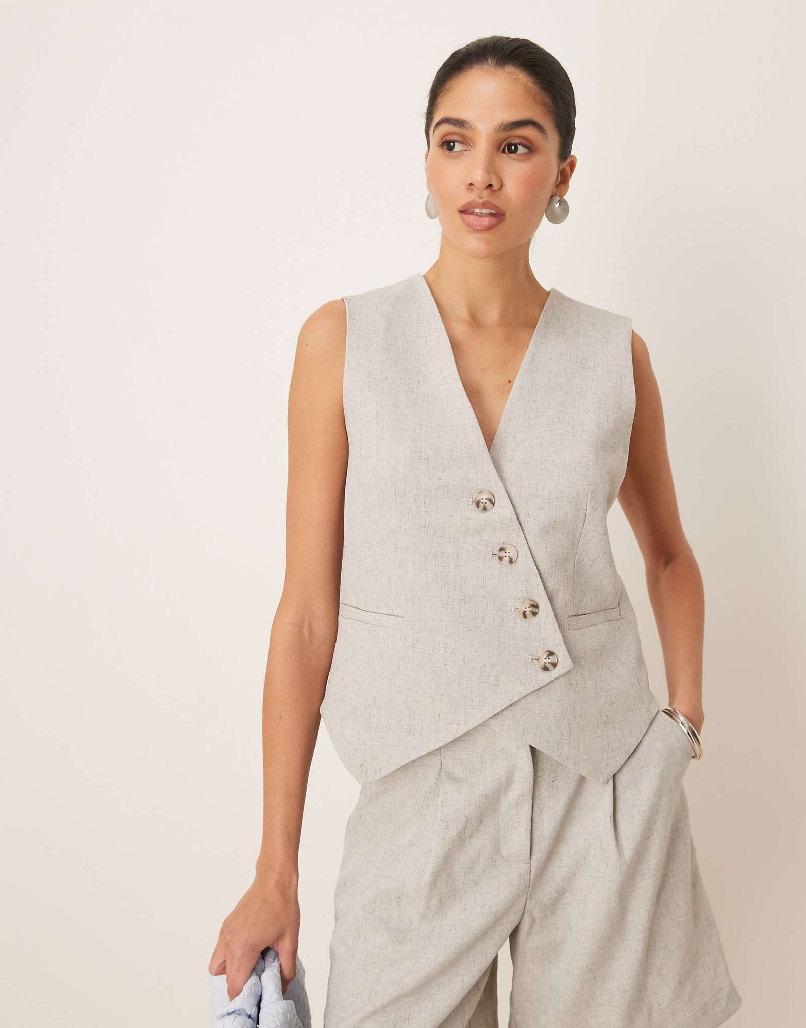 Приталенный жилет с асимметричной планкой YAS светло-серого меланжа - часть комплекта 19590₽