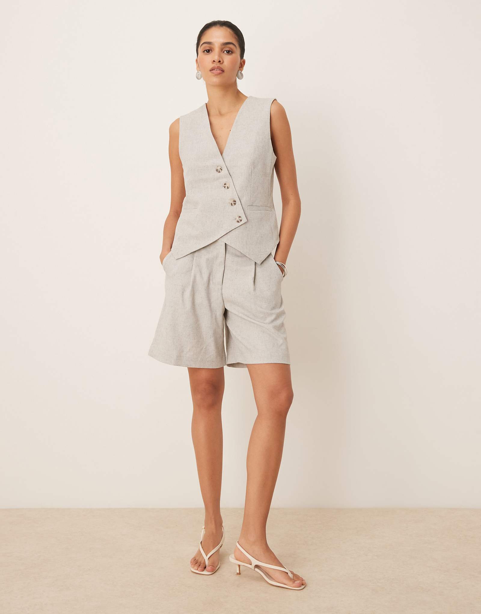 Ярусное короткое платье со складками спереди из светло-серого меланжа - часть комплекта 10790₽