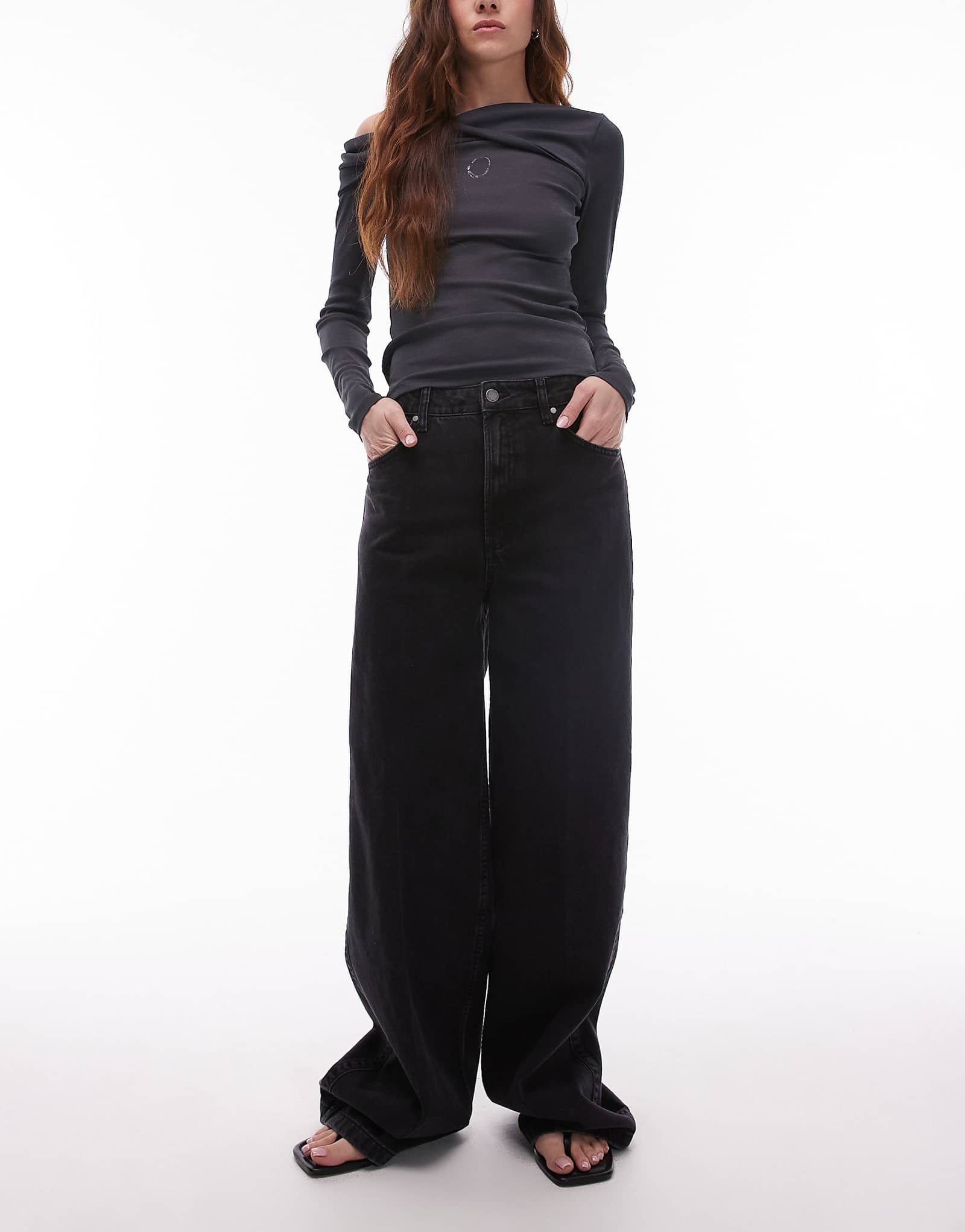 Джинсы Mango с жесткими прямыми штанинами черного цвета 10690₽