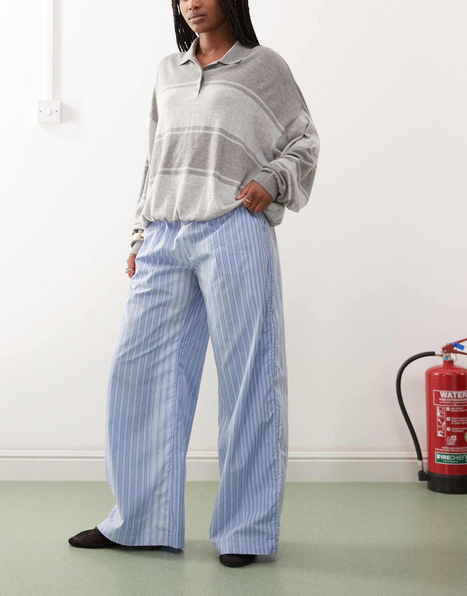 Повседневные широкие брюки в синюю полоску разного цвета 5490₽