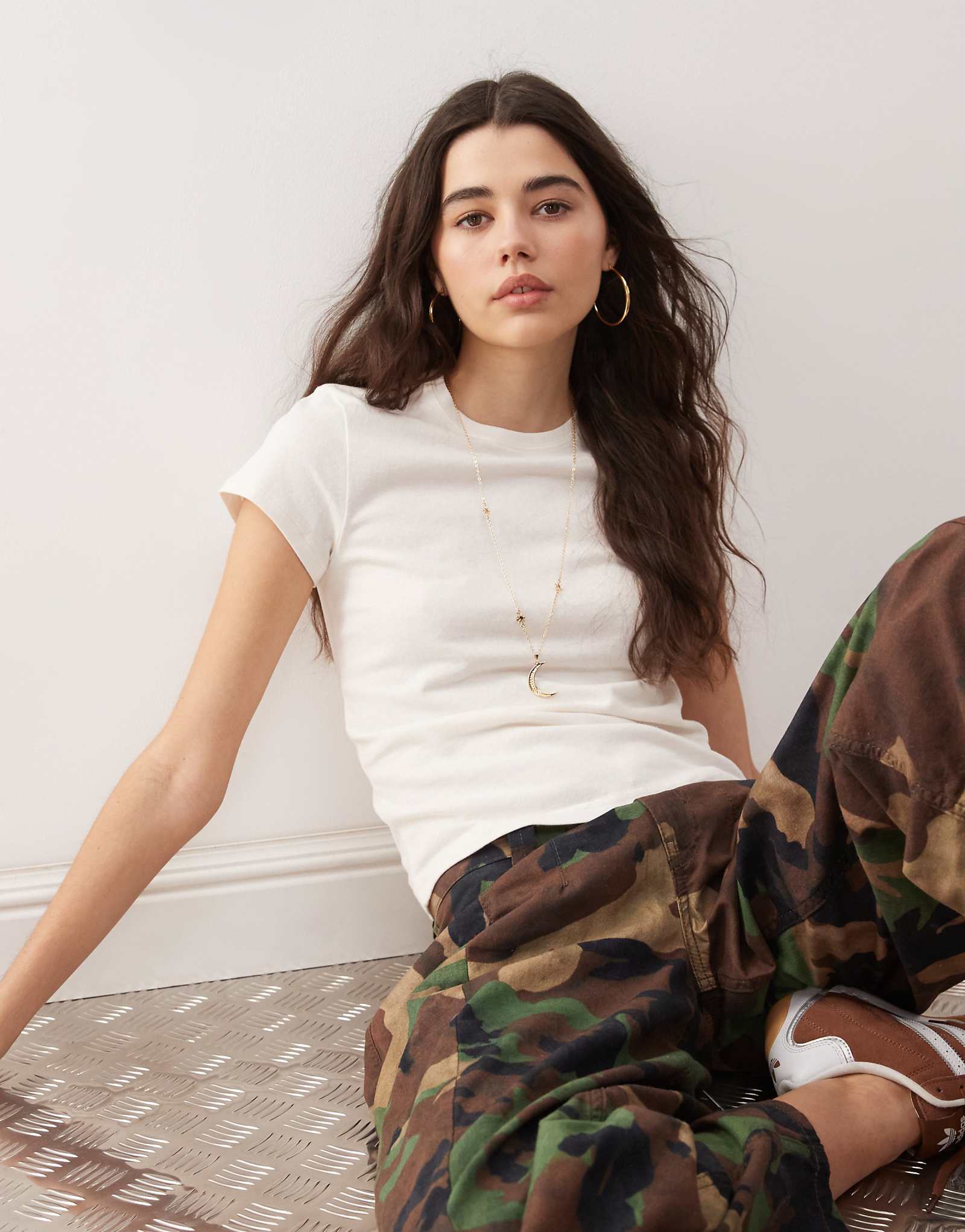 Футболка свободного покроя для буднего дня не совсем белого цвета 3890₽