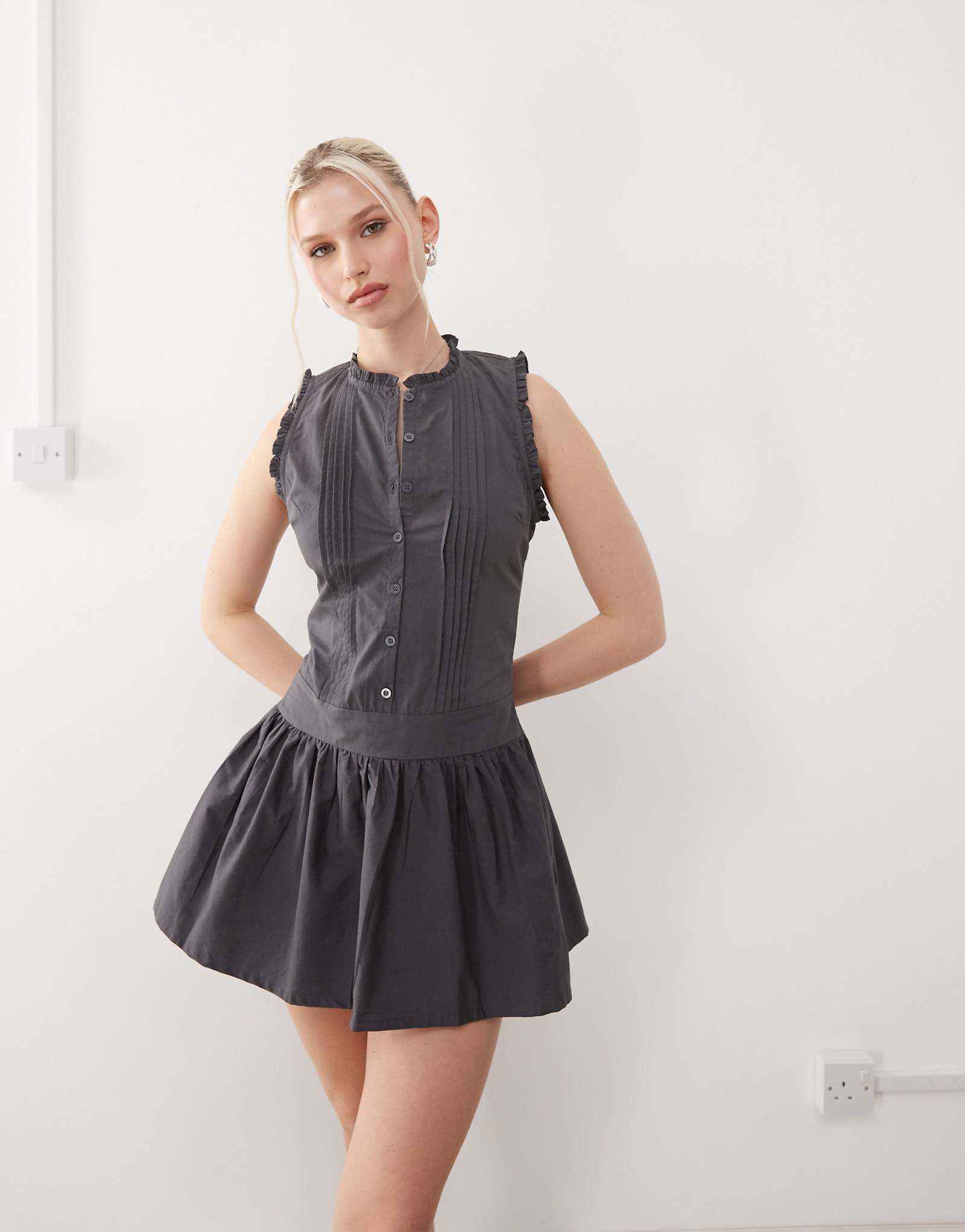 Мини-платье Motel dayara pintuck темно-серого цвета 8890₽