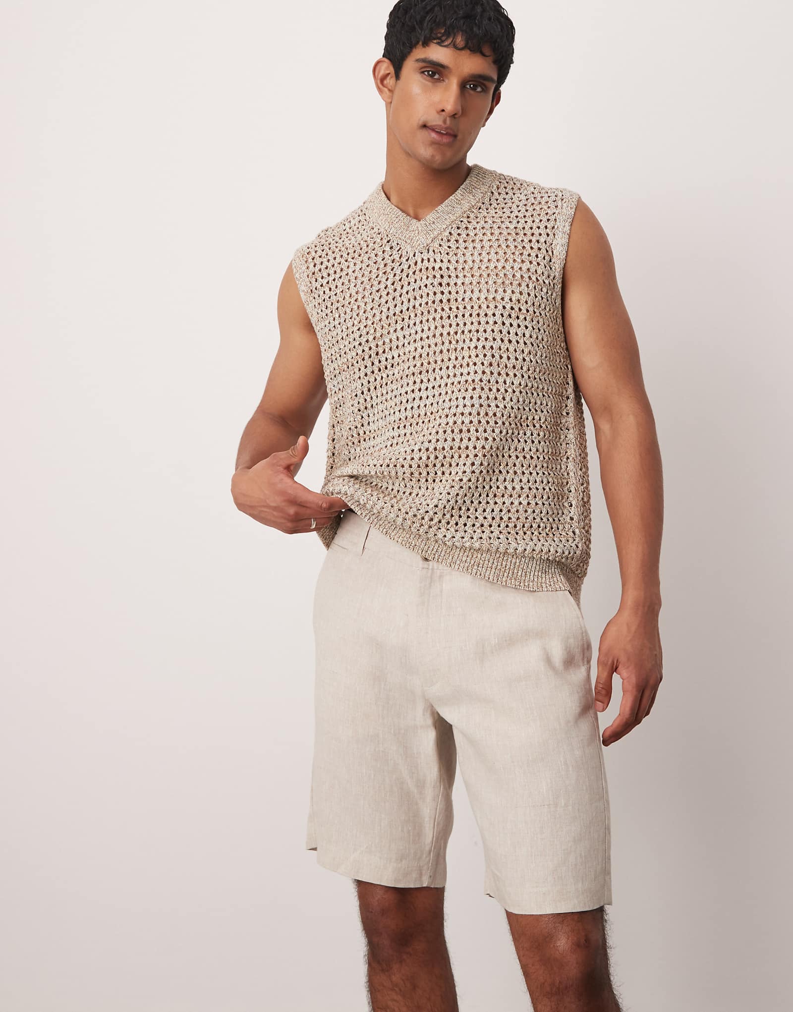 Льняные шорты премиум-класса Mango бежевого цвета 14390₽