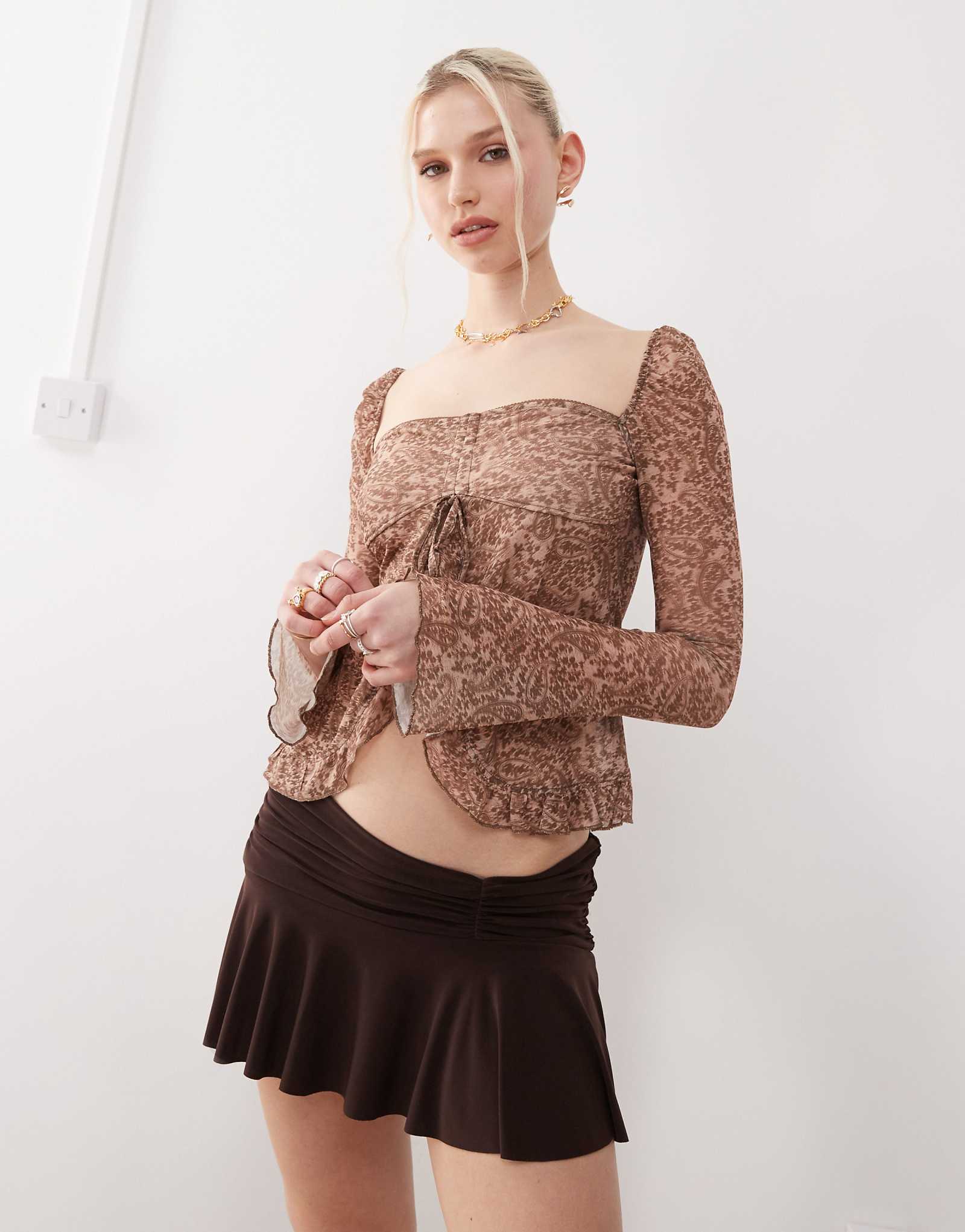 Розовый топ Motel ratu с оборками спереди и принтом пейсли 3890₽