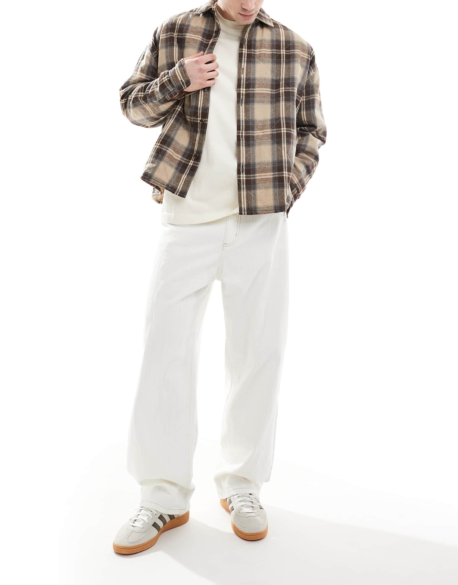 Мешковатые джинсы Pull-Bear белого цвета 8590₽