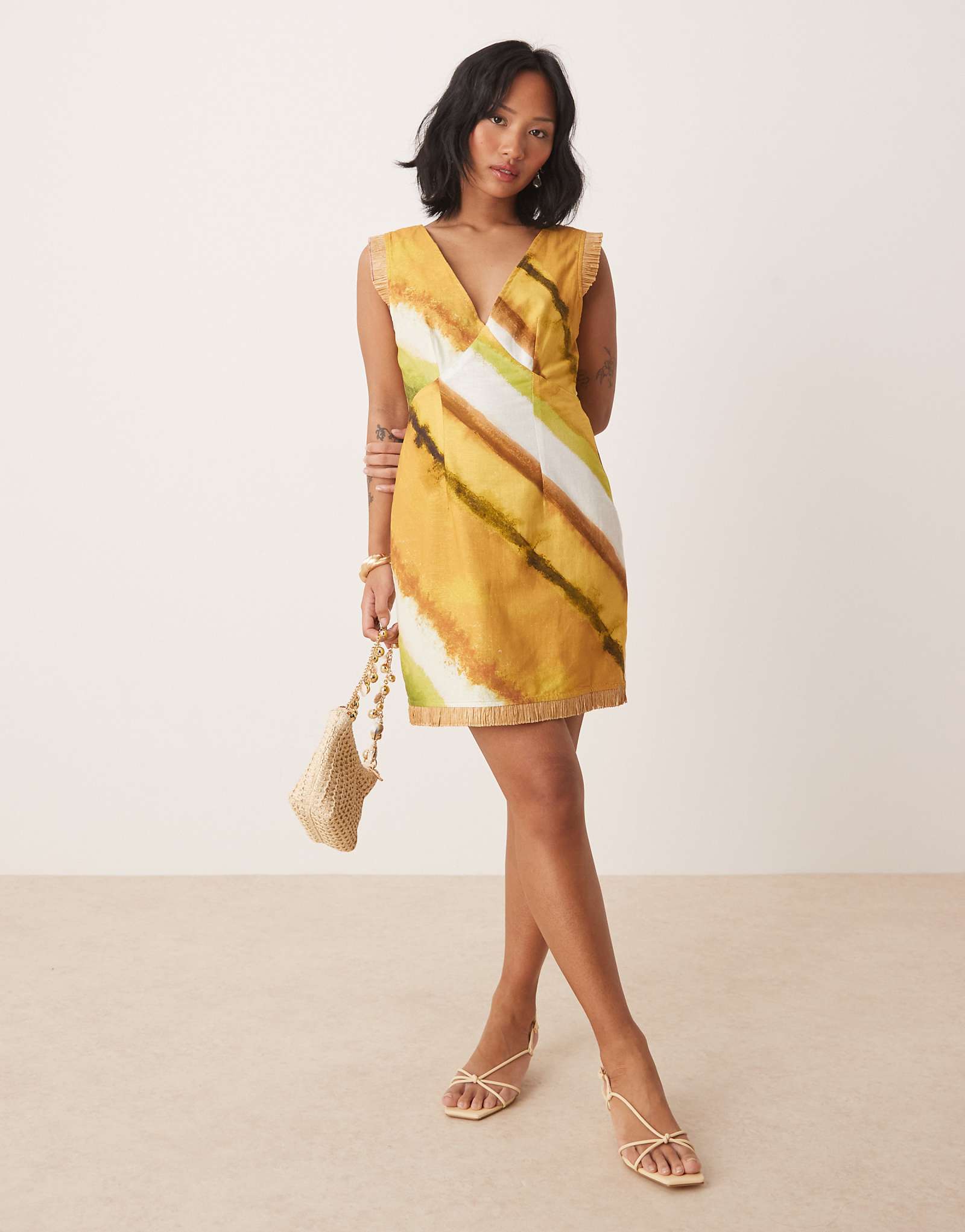 Никогда не одевавшееся полностью миниатюрное мини-платье-сорочка с оборками на подоле и зеленым принтом омбре