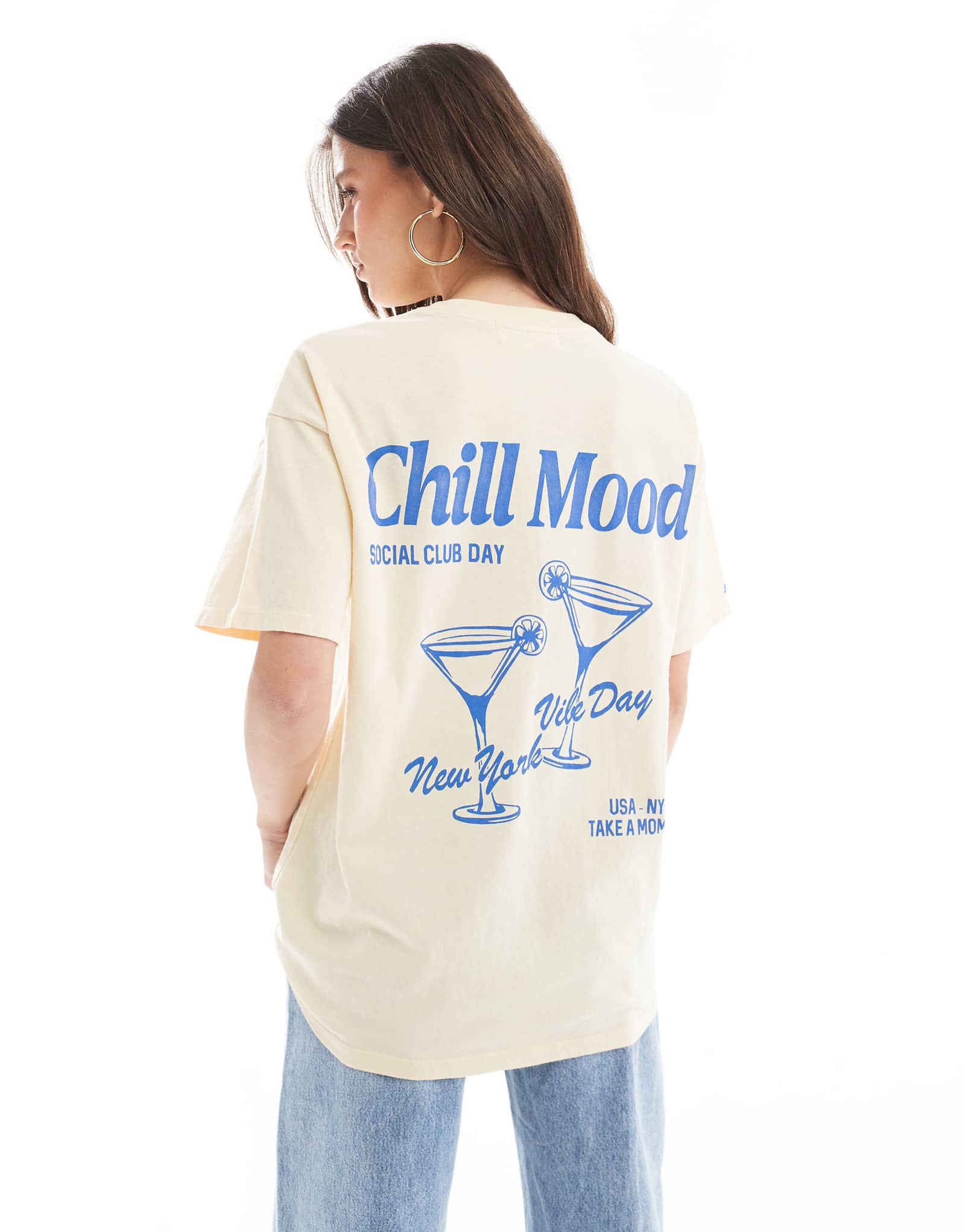 Футболка с графическим рисунком Pull-Bear Martini glass в молочно-желтом цвете 4490₽