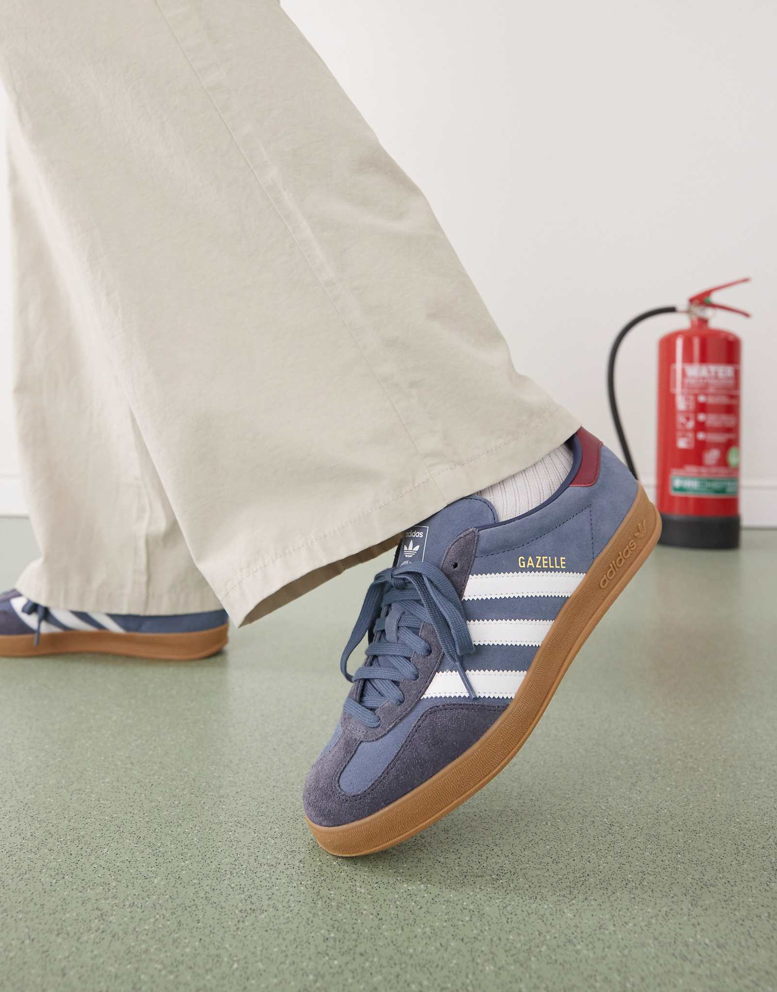 кроссовки adidas Originals Gazelle для помещений темно-синего цвета 22090₽