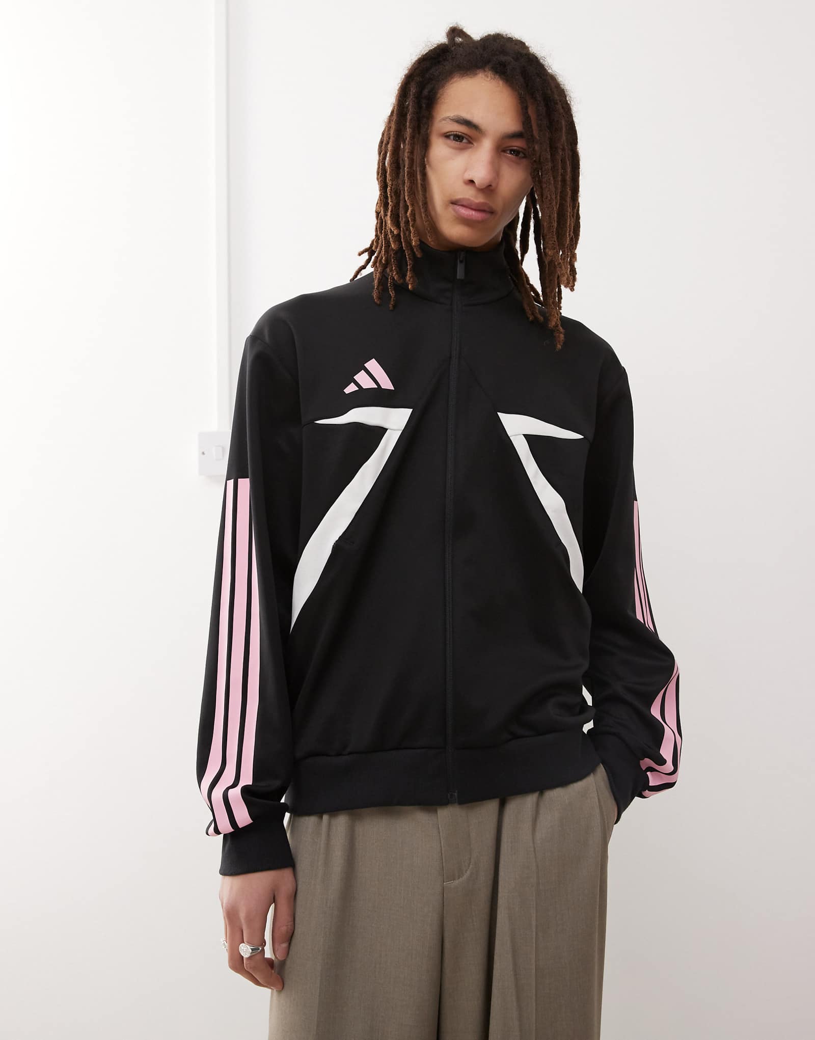 спортивная куртка adidas Football Tiro черного и розового цветов 6390₽