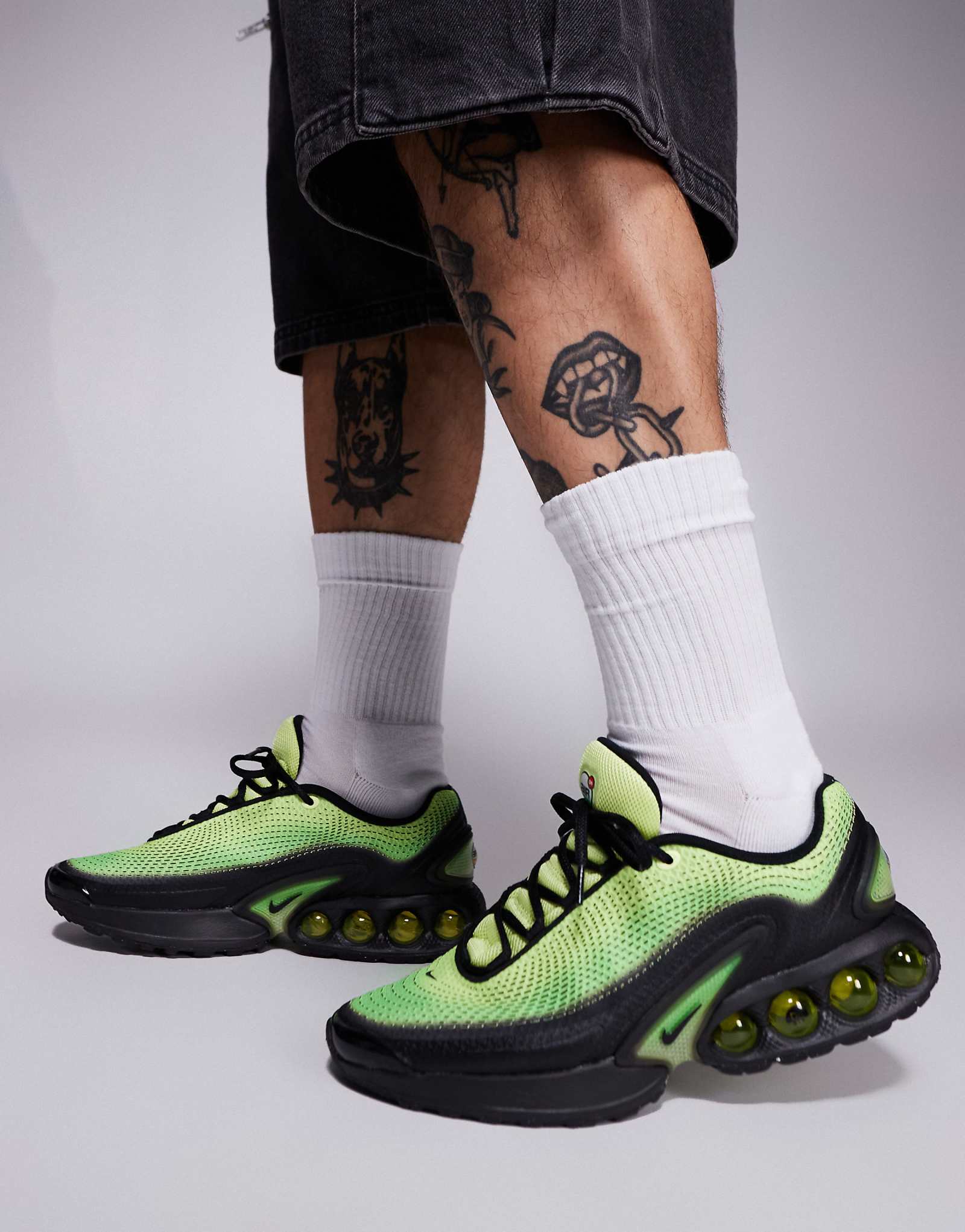 Кроссовки Nike Air Max DN черного и зеленого цветов 15590₽