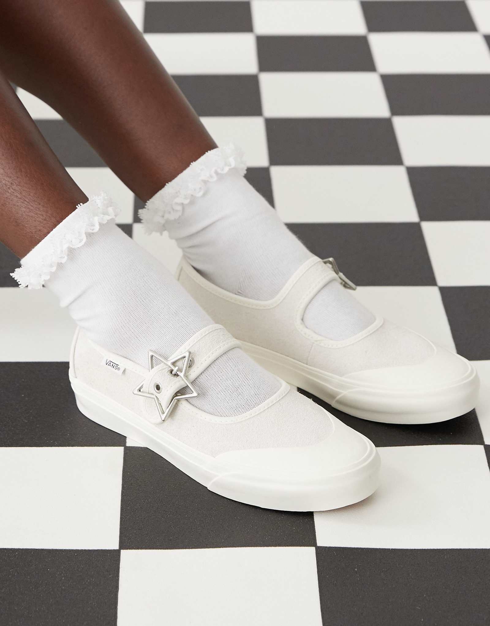 Парусиновые кроссовки Vans Mary Jane белого цвета со звездчатой пряжкой 6390₽