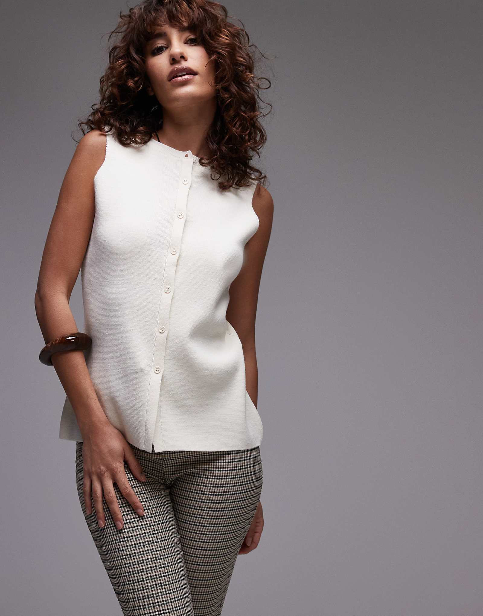 Удлиненный компактный вязаный жилет Topshop цвета экрю 13290₽