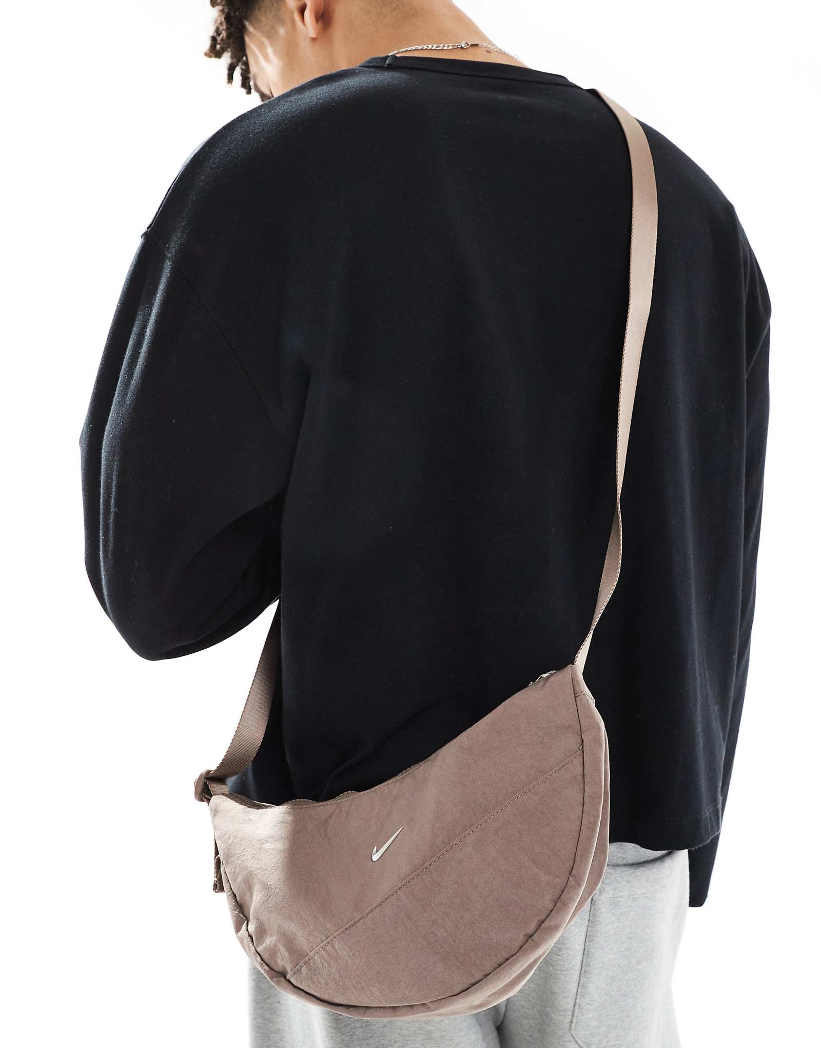 Сумка через плечо Nike Aura Crescent коричневого цвета 8690₽