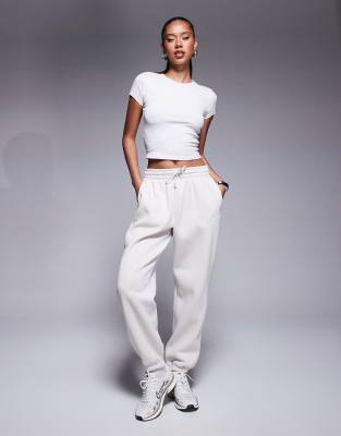 Спортивные брюки зауженного кроя из флиса Nike Phoenix бежевого цвета