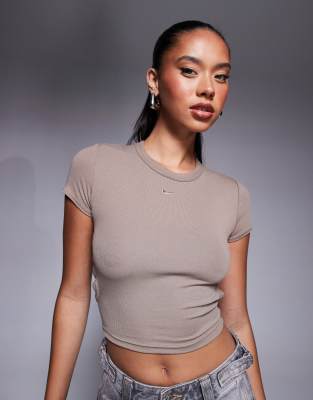 Коричневая футболка Nike Chill в рубчик с вырезом на спине