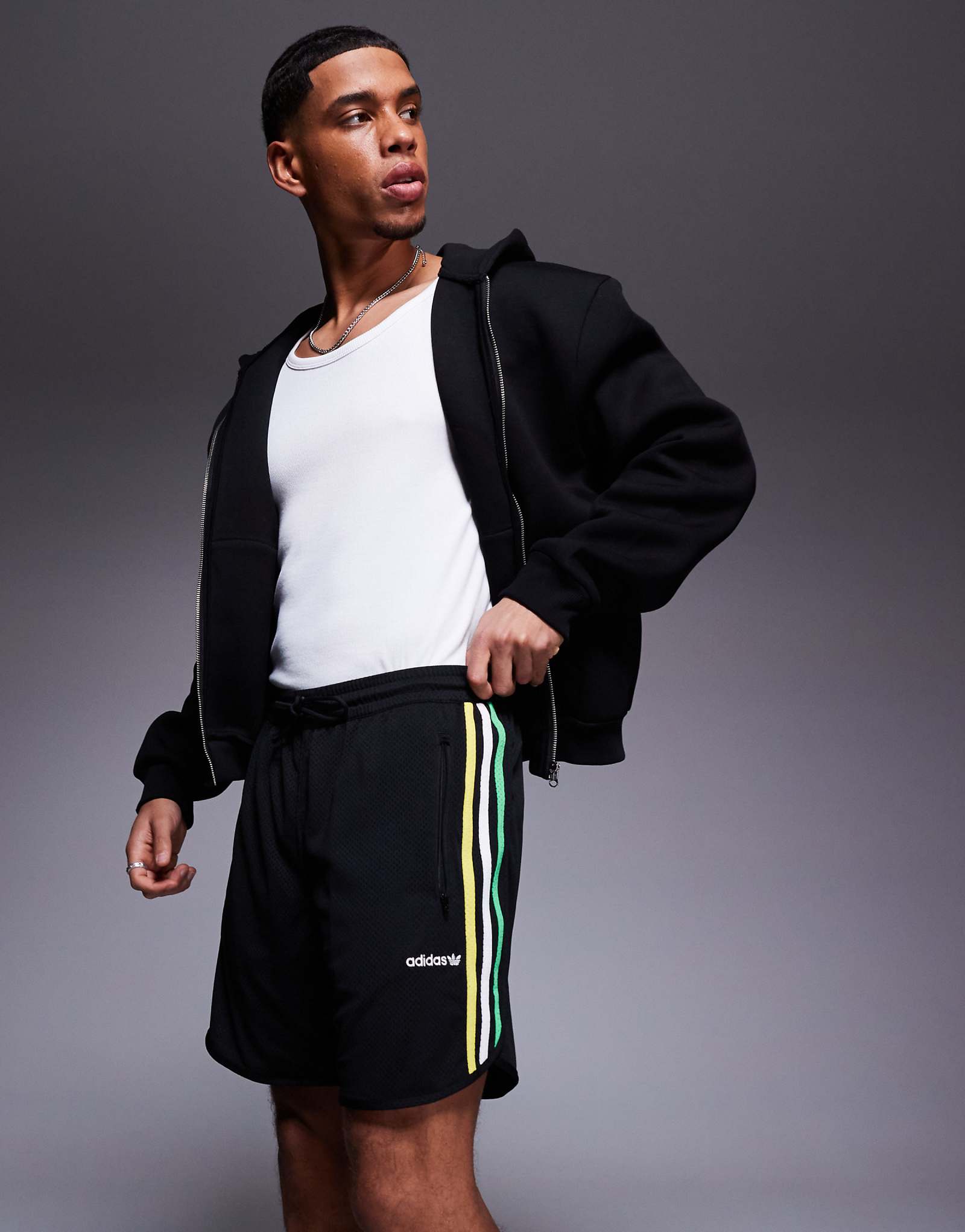 спортивные шорты для спринта adidas Originals черного цвета 5590₽