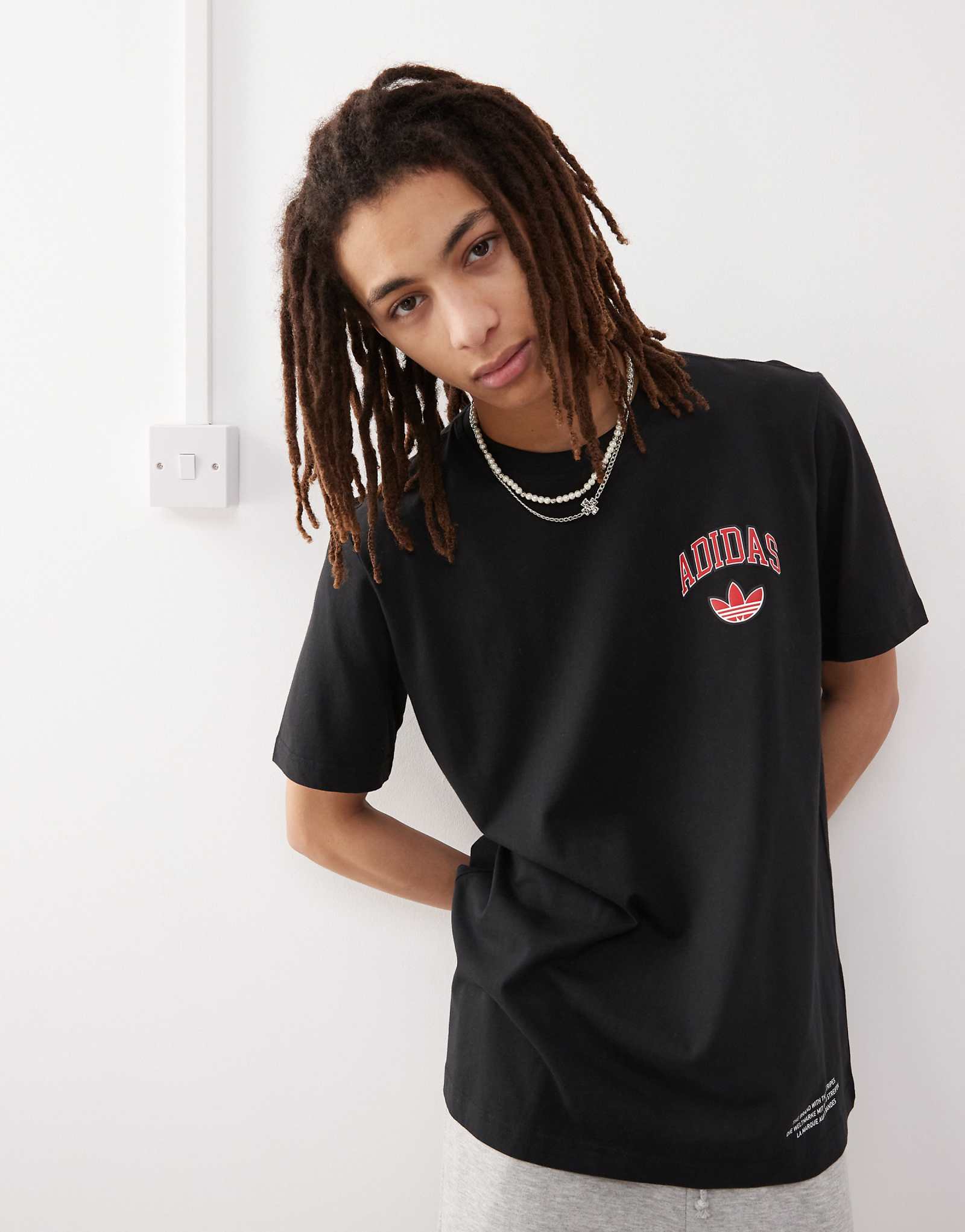 университетская футболка adidas Originals черного цвета 4990₽