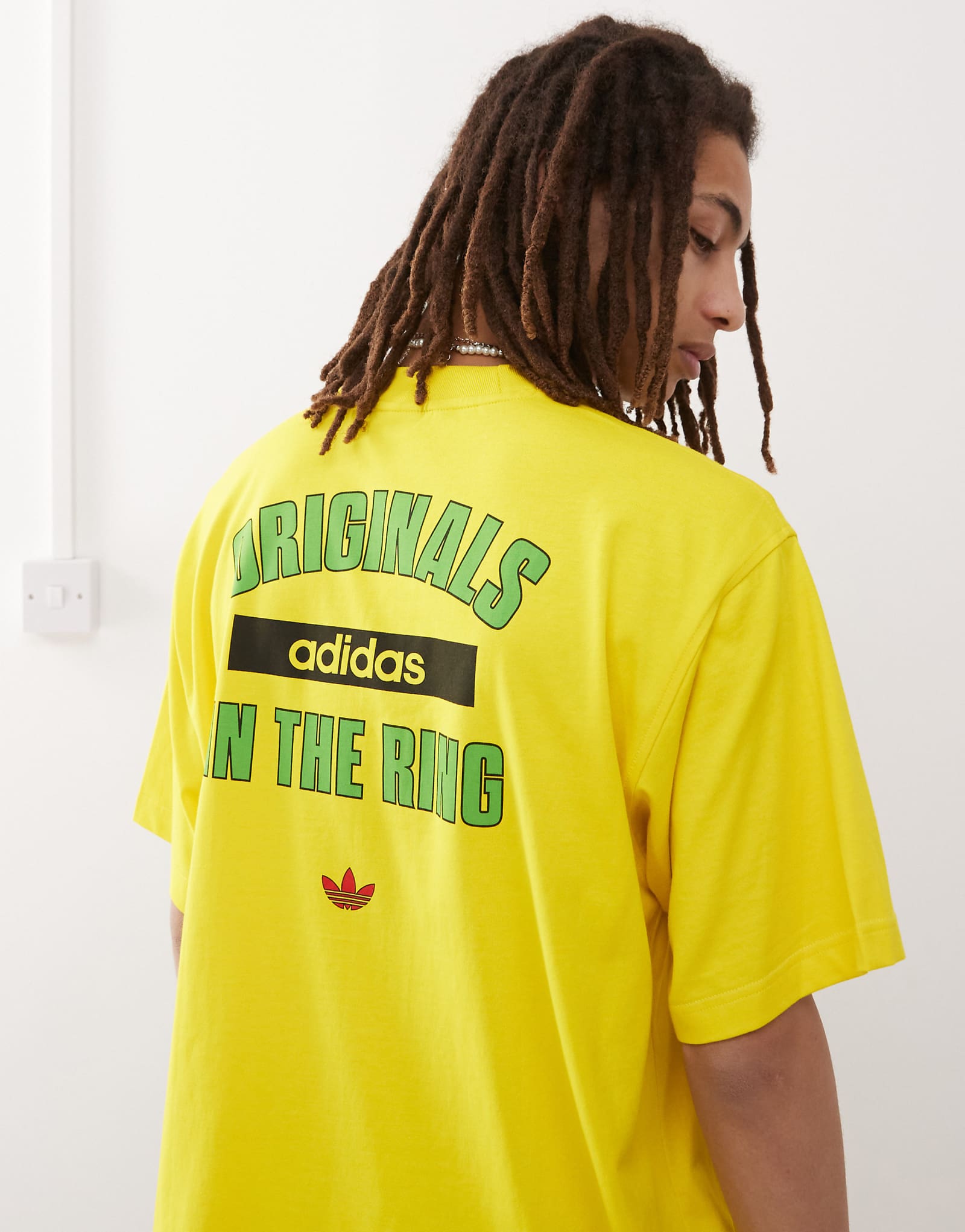 футболка adidas Originals unisex in the ring с графическим рисунком желтого цвета 5290₽