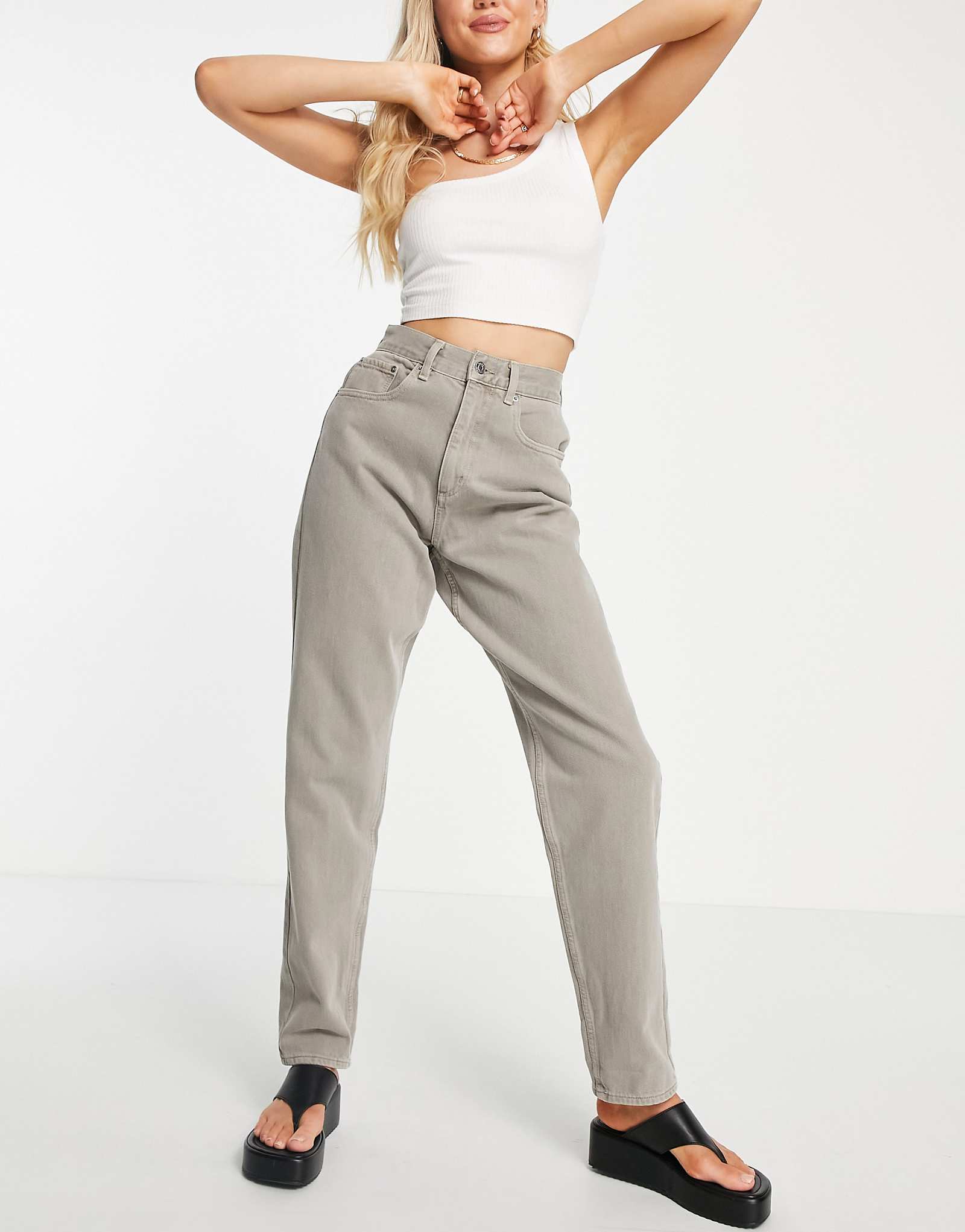 ДИЗАЙНЕРСКИЕ джинсы mom с завышенной талией и напуском от ASOS грибовидно-коричневого цвета 3390₽