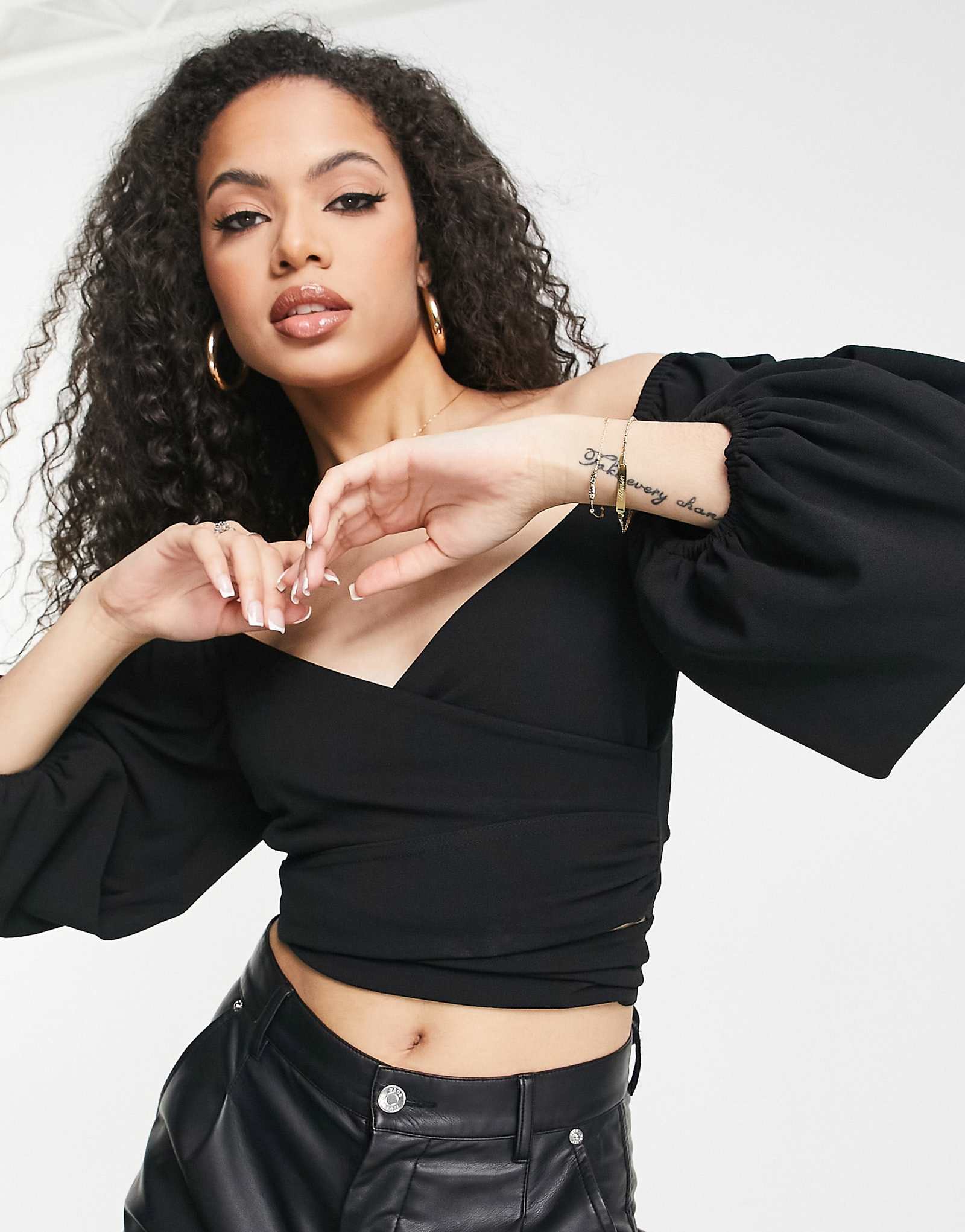 Блузка с объемным рукавом и открытыми плечами ASOS DESIGN черного цвета с завязками на шее 3190₽