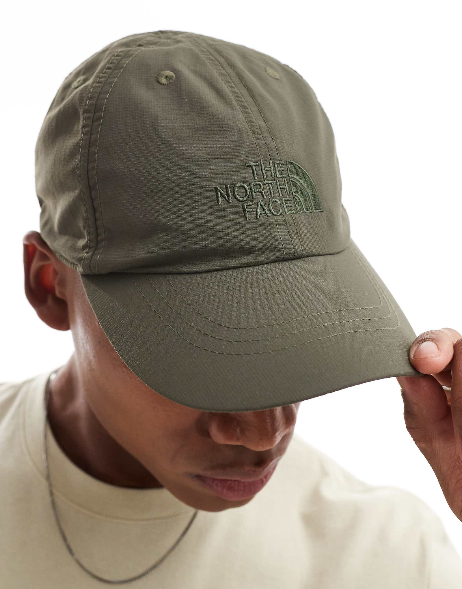 Верхняя часть горизонта на северной стороне окрашена в зеленый цвет 6490₽