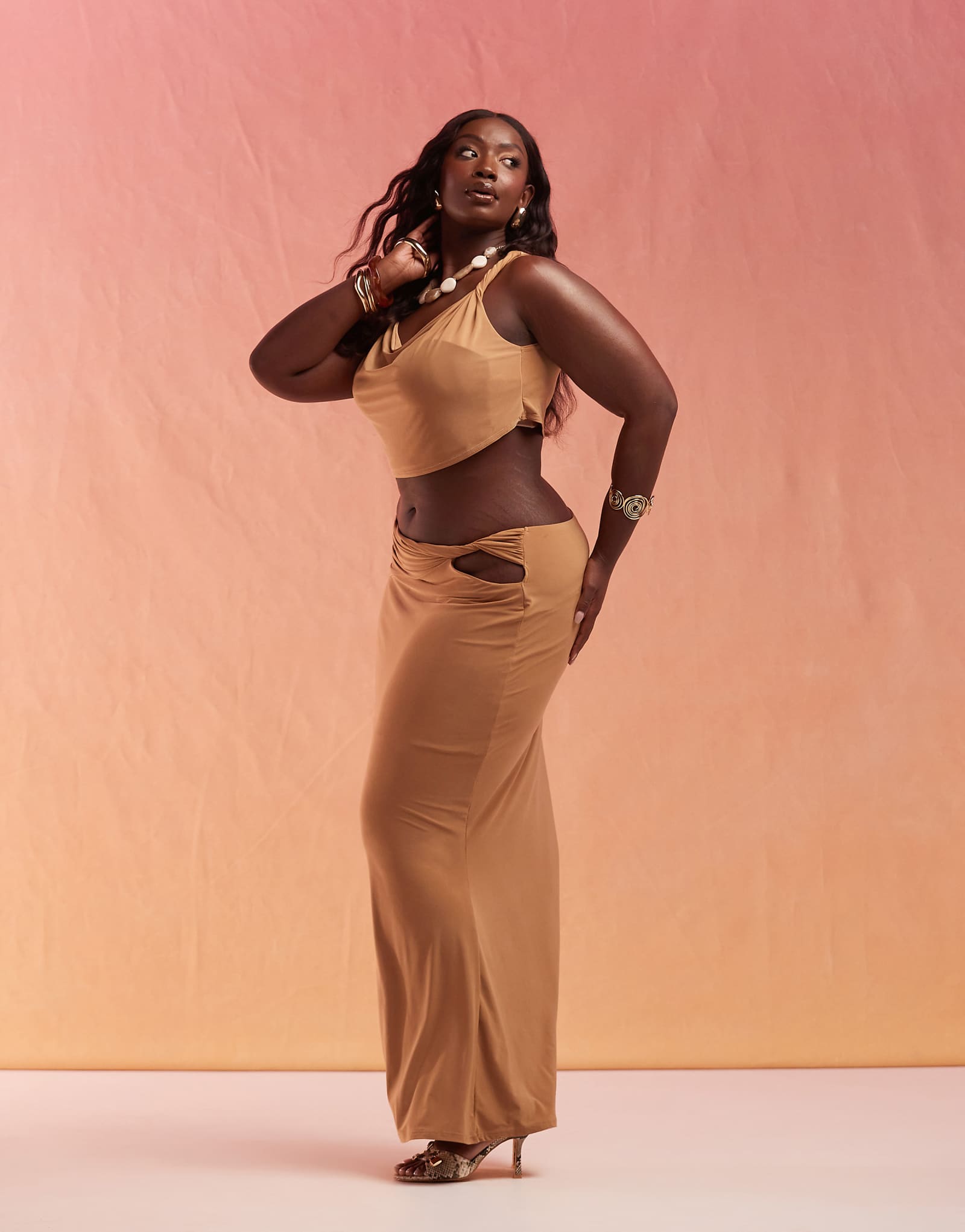 Макси-юбка ASOS DESIGN Curve с облегающим вырезом на бедрах песочного цвета - часть комплекта 1990₽