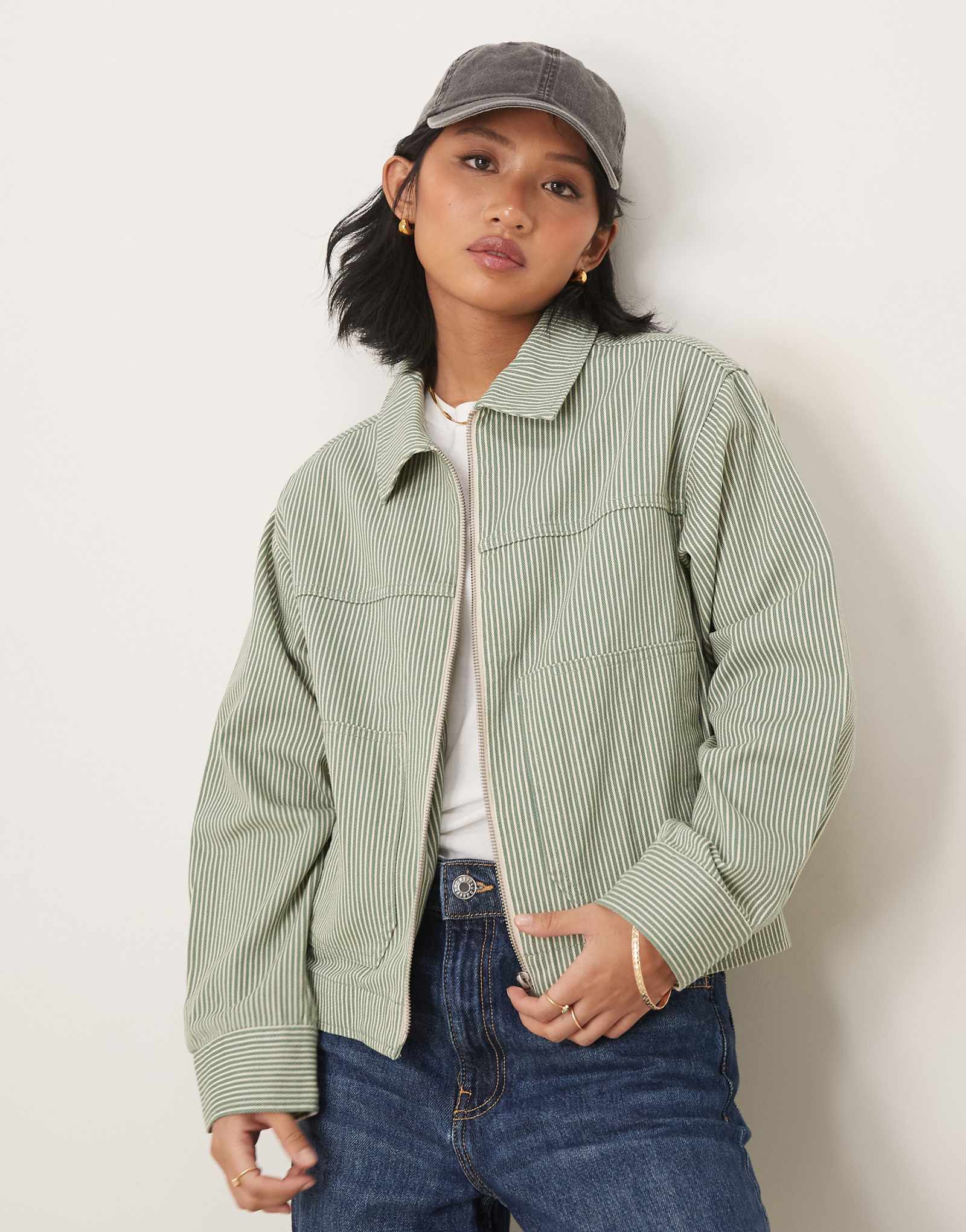 ДИЗАЙНЕРСКИЙ жакет в полоску с воротником-стойкой из саржи ASOS DESIGN Petite 11990₽
