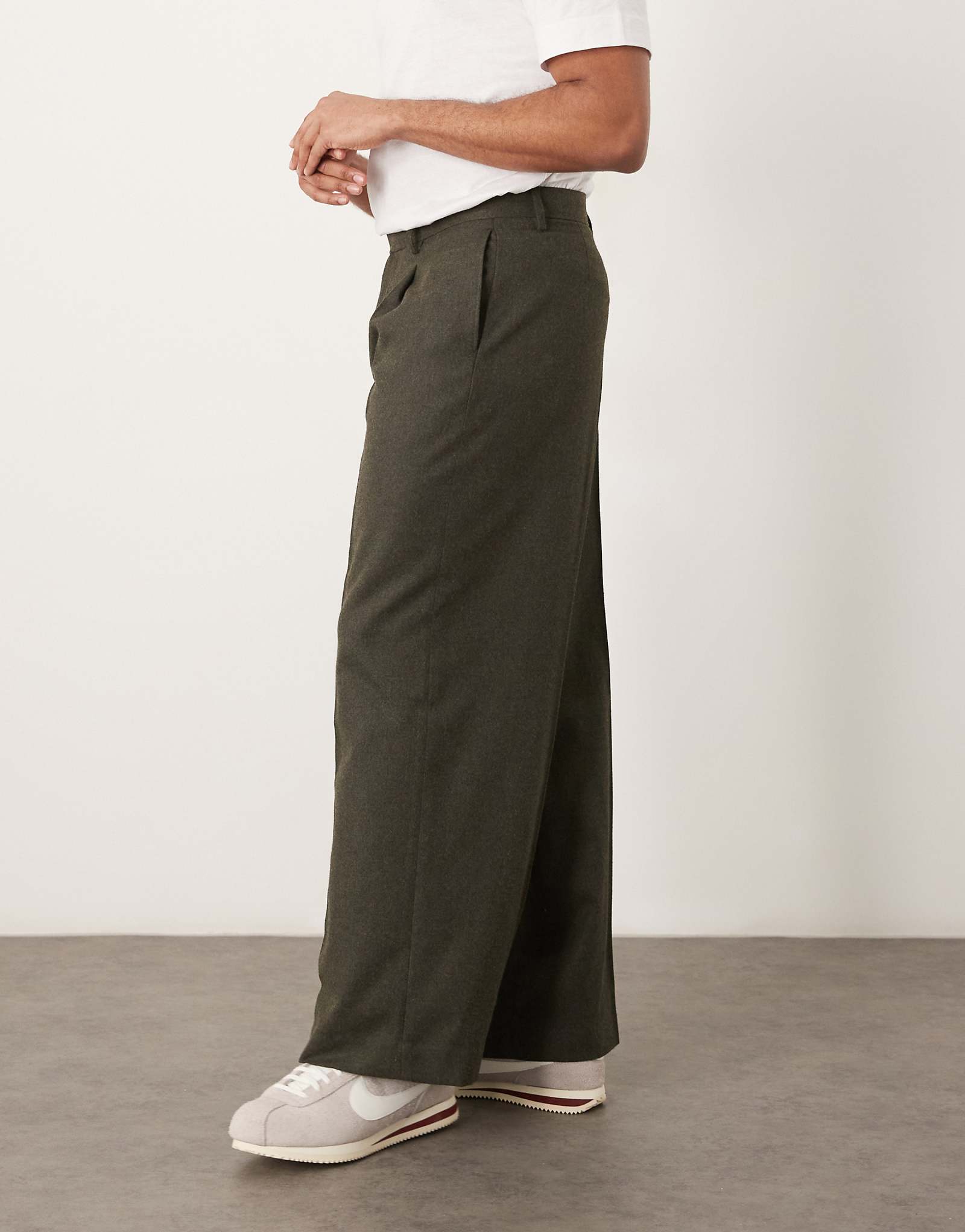 Элегантные шерстяные брюки свободного кроя от ASOS DESIGN цвета древесного угля со складкой спереди 7790₽