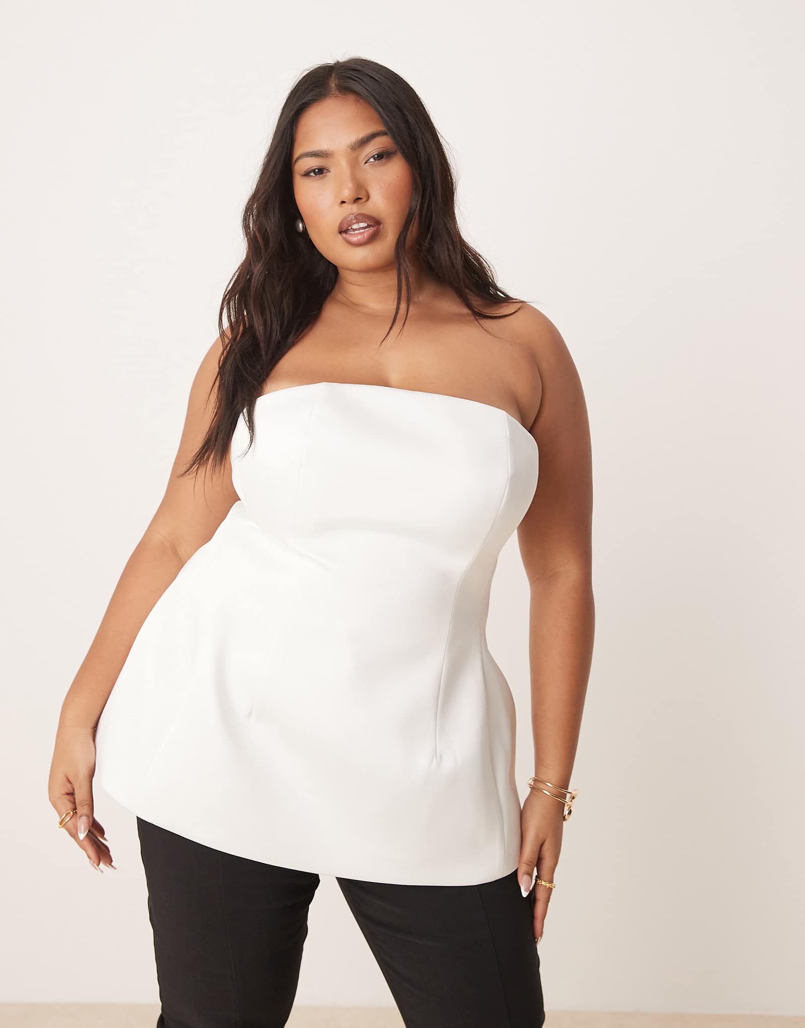 Топ-бандо ASOS DESIGN Curve из структурированного атласа премиум-класса с баской на подоле белого цвета 10590₽