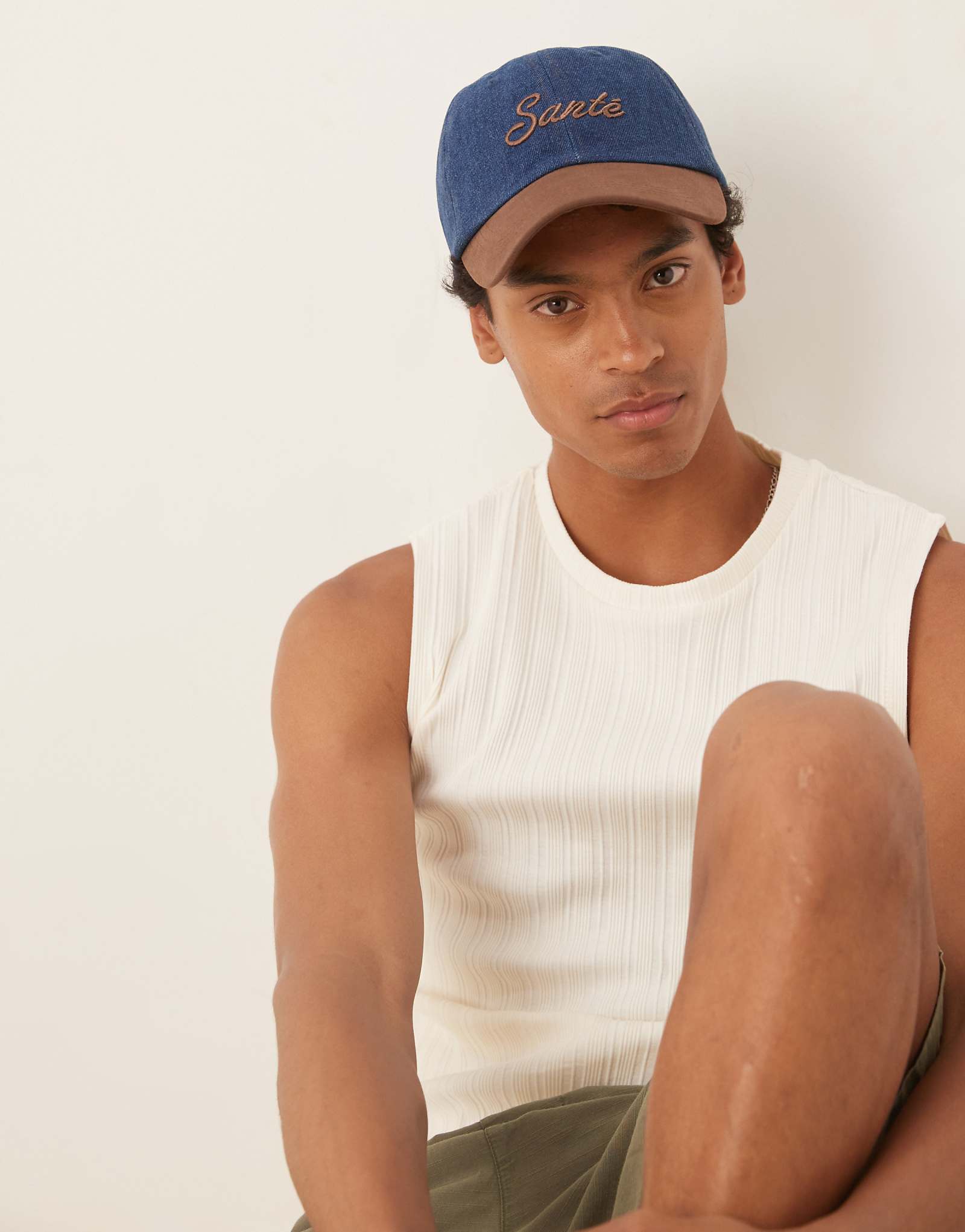 ДИЗАЙНЕРСКАЯ кепка ASOS Sante с контрастным козырьком из джинсовой ткани 1990₽