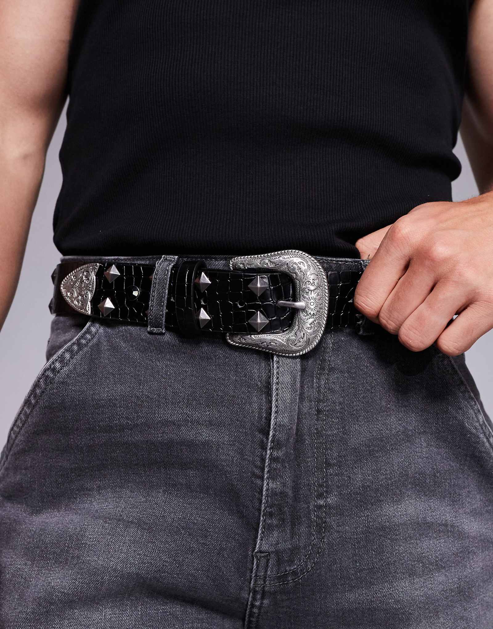 Пояс ASOS DESIGN western с заклепками и бриллиантами trophy из искусственной крокодиловой кожи 7390₽