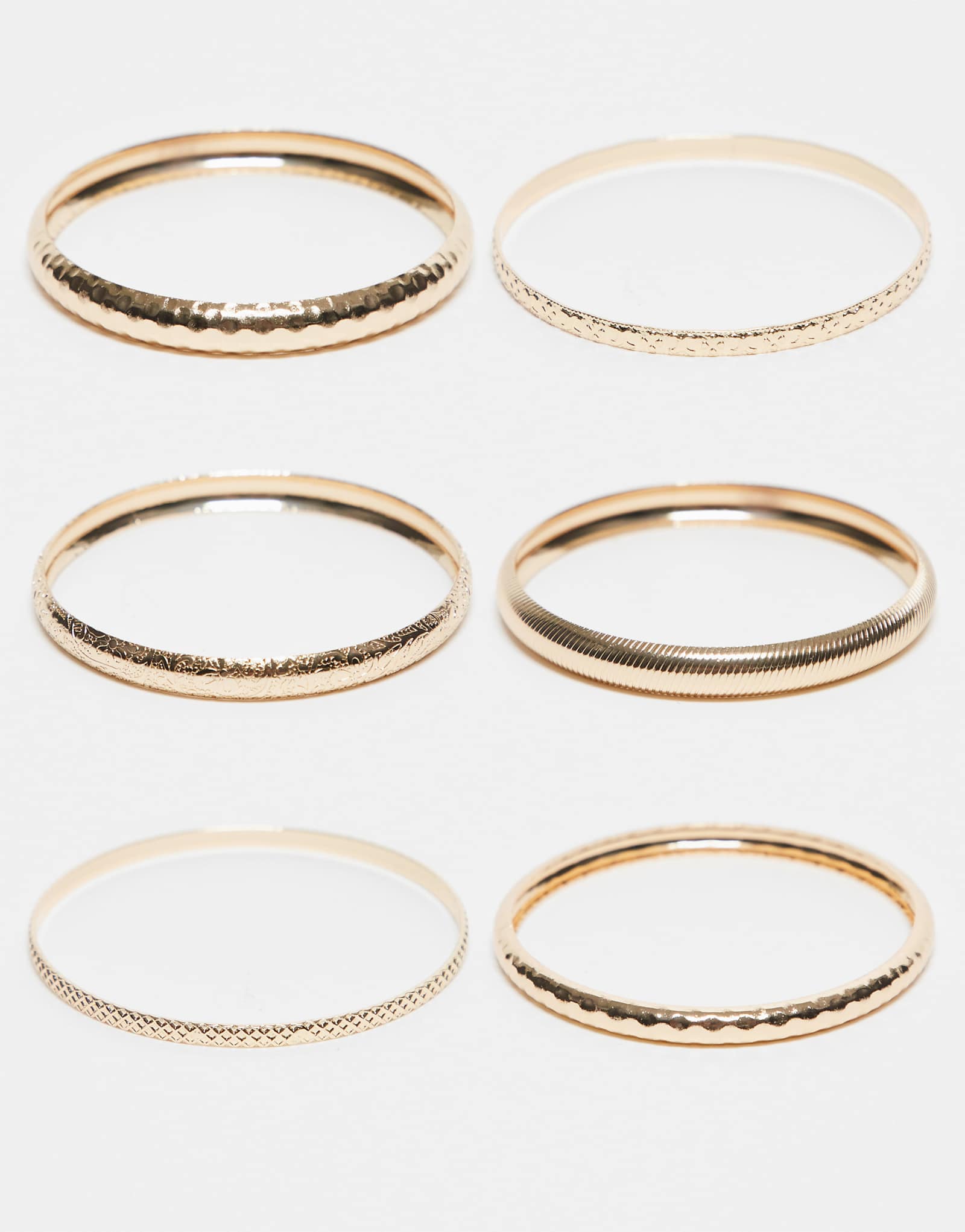ASOS DESIGN Curve - набор из 6 браслетов со смешанным чеканным дизайном в золотых тонах 4090₽