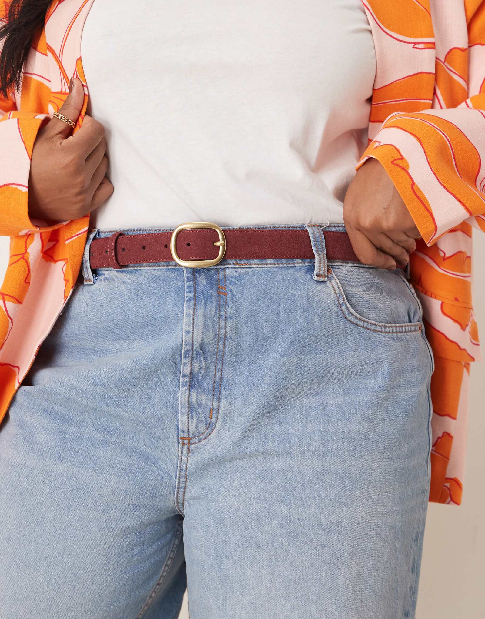 Пояс для джинсов ASOS DESIGN Curve из искусственной замши на талии и бедрах бордового цвета 2790₽