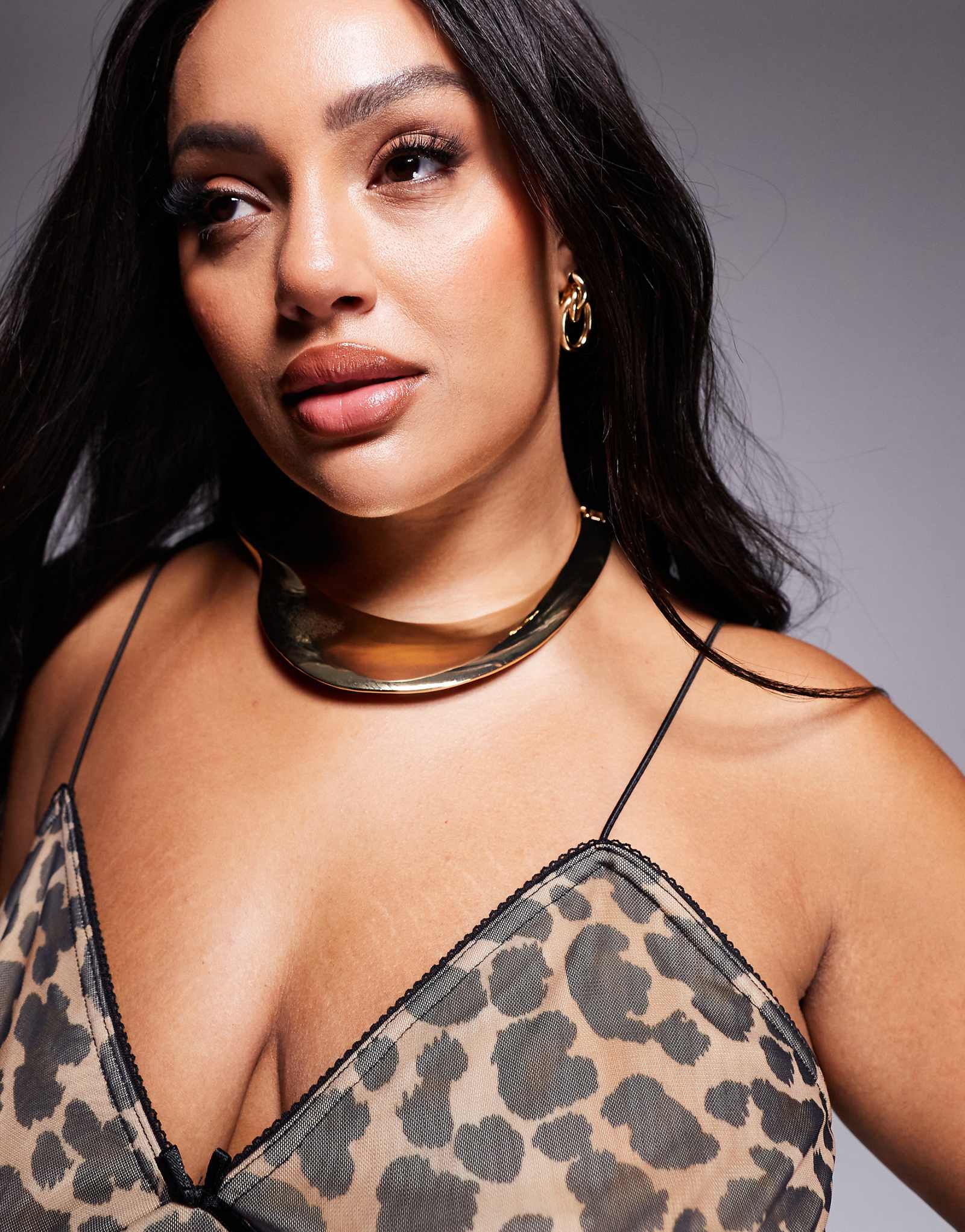 Колье-чокер ASOS DESIGN Curve выпущенное ограниченной серией с широким абстрактным узором в золотистых тонах 2290₽