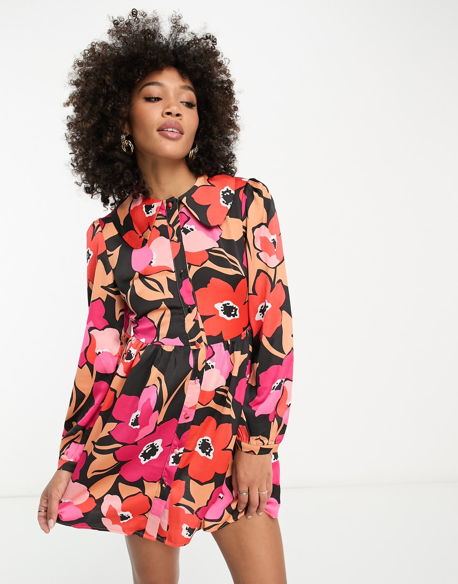 Лакричное мини-платье-халат с воротником-стойкой черного цвета в цветочек