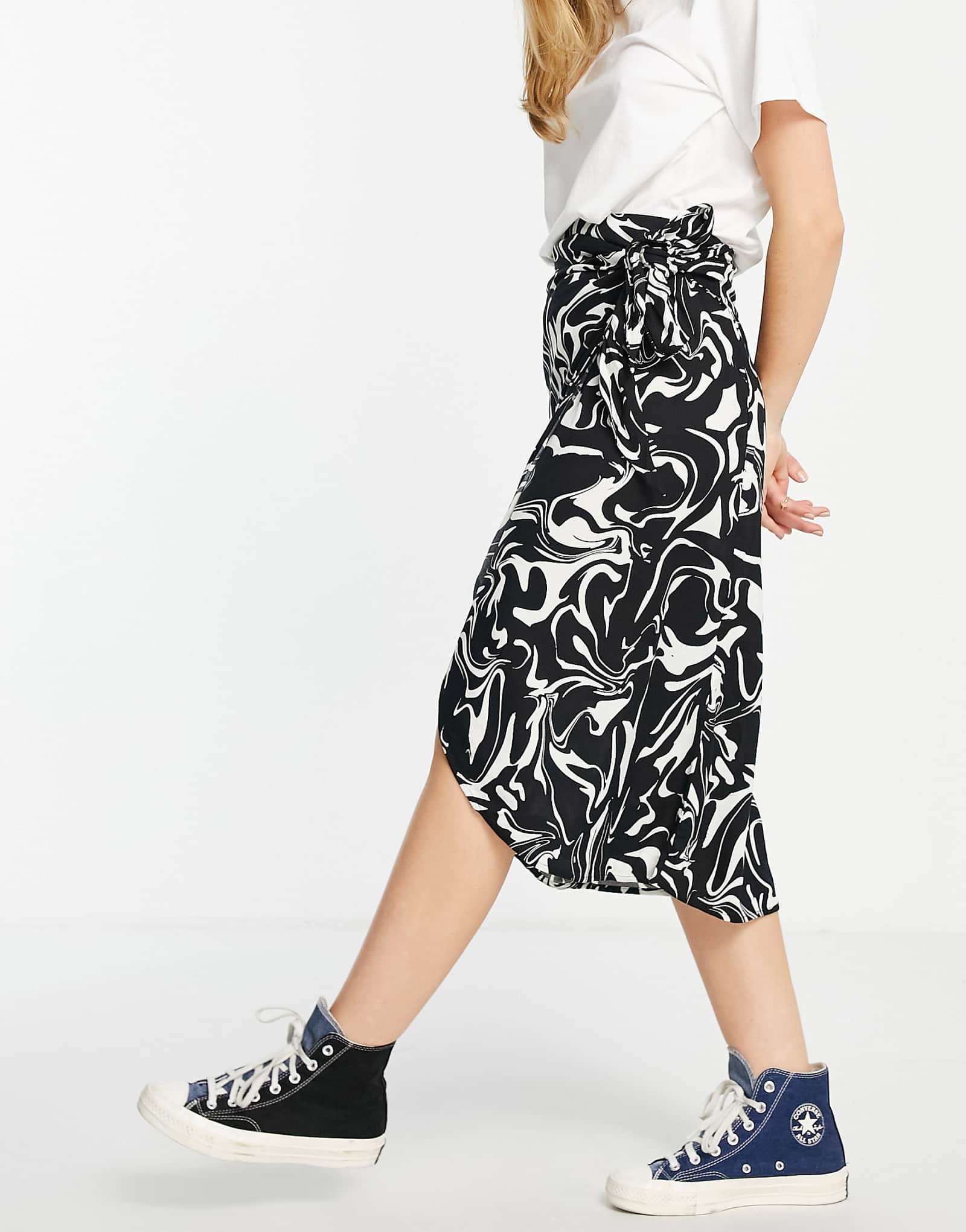 Пляжная юбка Monki с завязками по бокам с черным волнистым принтом 5890₽