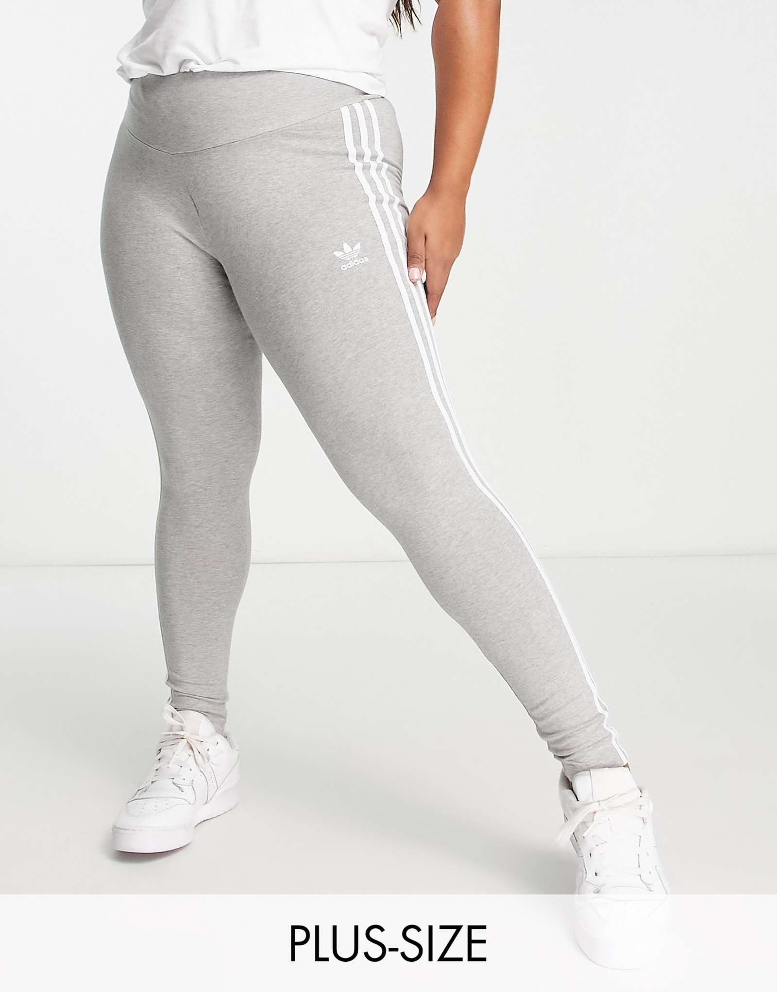 серые леггинсы adidas Originals Plus в 3 полосы 4590₽