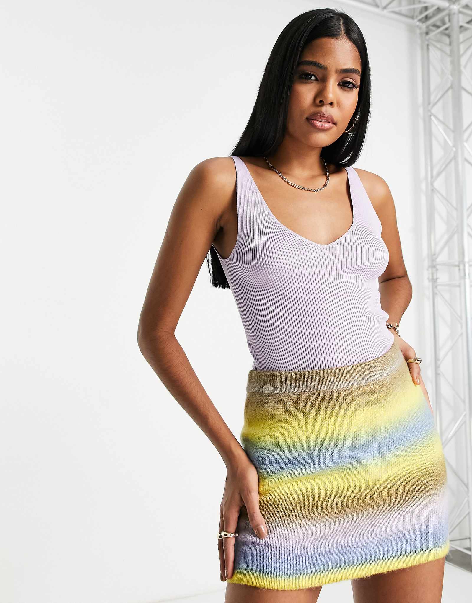 Трикотажная майка JDY с V-образным вырезом сиреневого цвета 7390₽